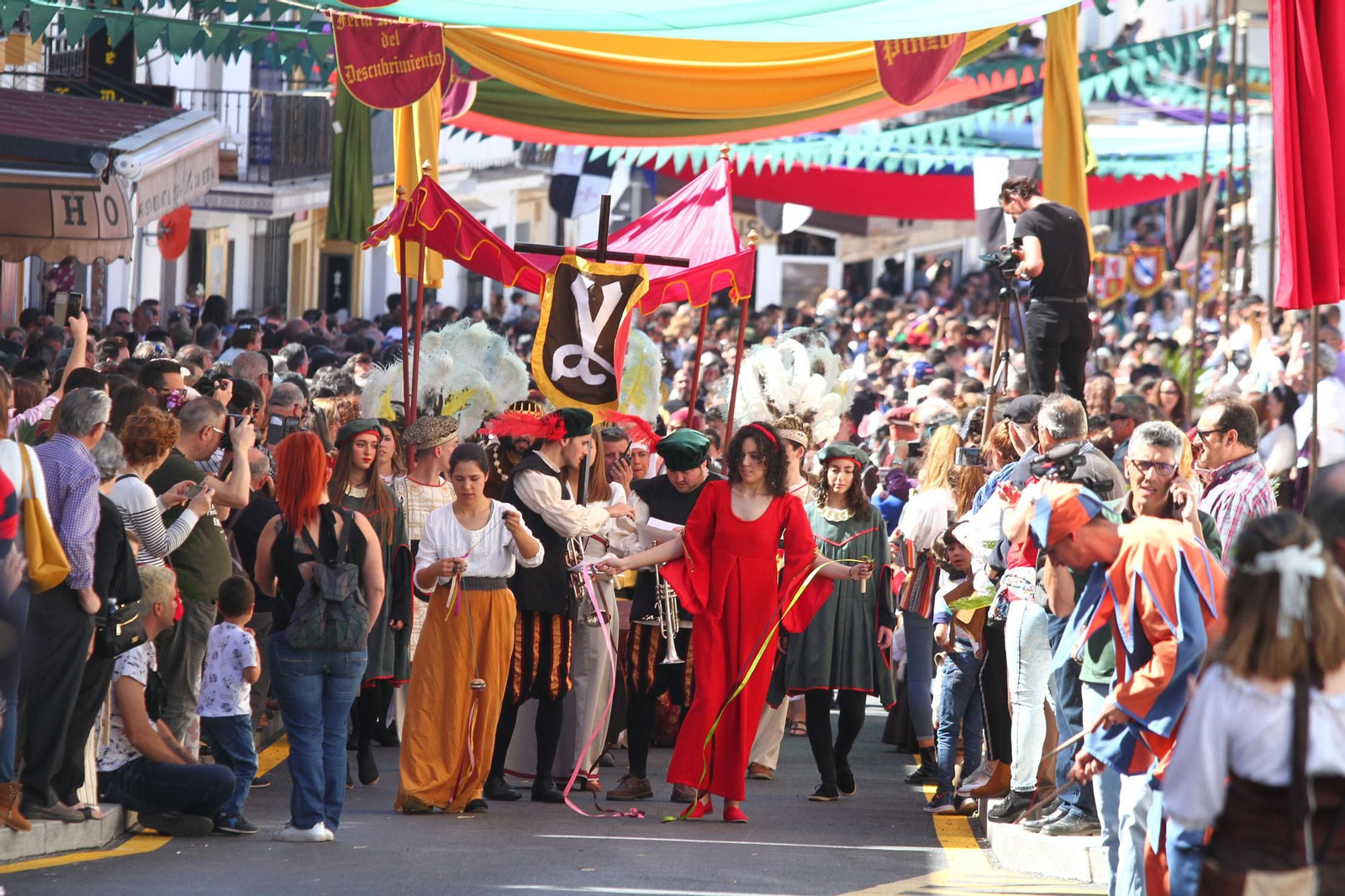 Imágenes del desfile de la XIX Feria Medieval del Descubrimiento, en Palos de la Frontera