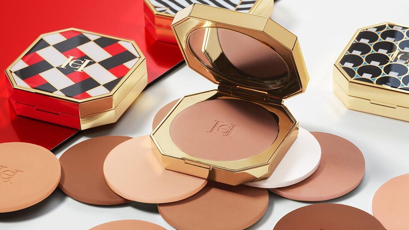 Polvos compactos de la línea de maquillaje de Carolina Herrera. Polvos compactos de la línea de maquillaje de Carolina Herrera.