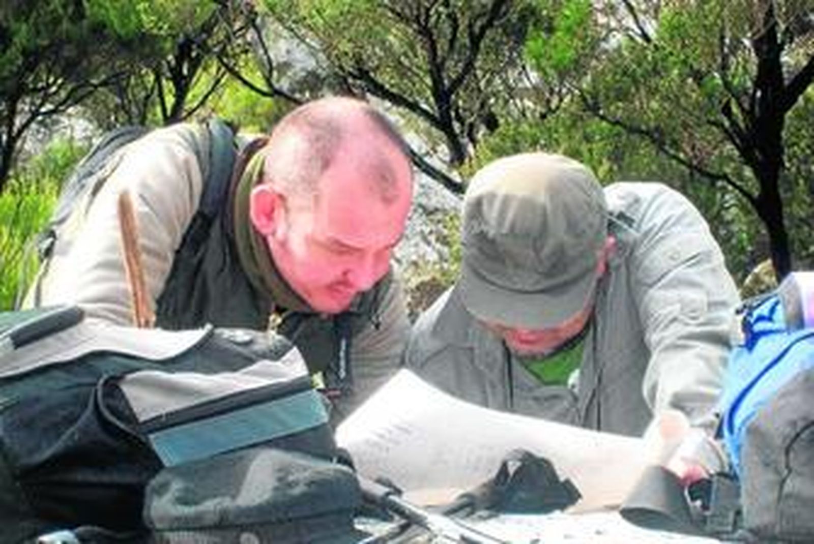 Dos socios de la Asociación Senderista Vulpes estudian el mapa de una de las rutas.