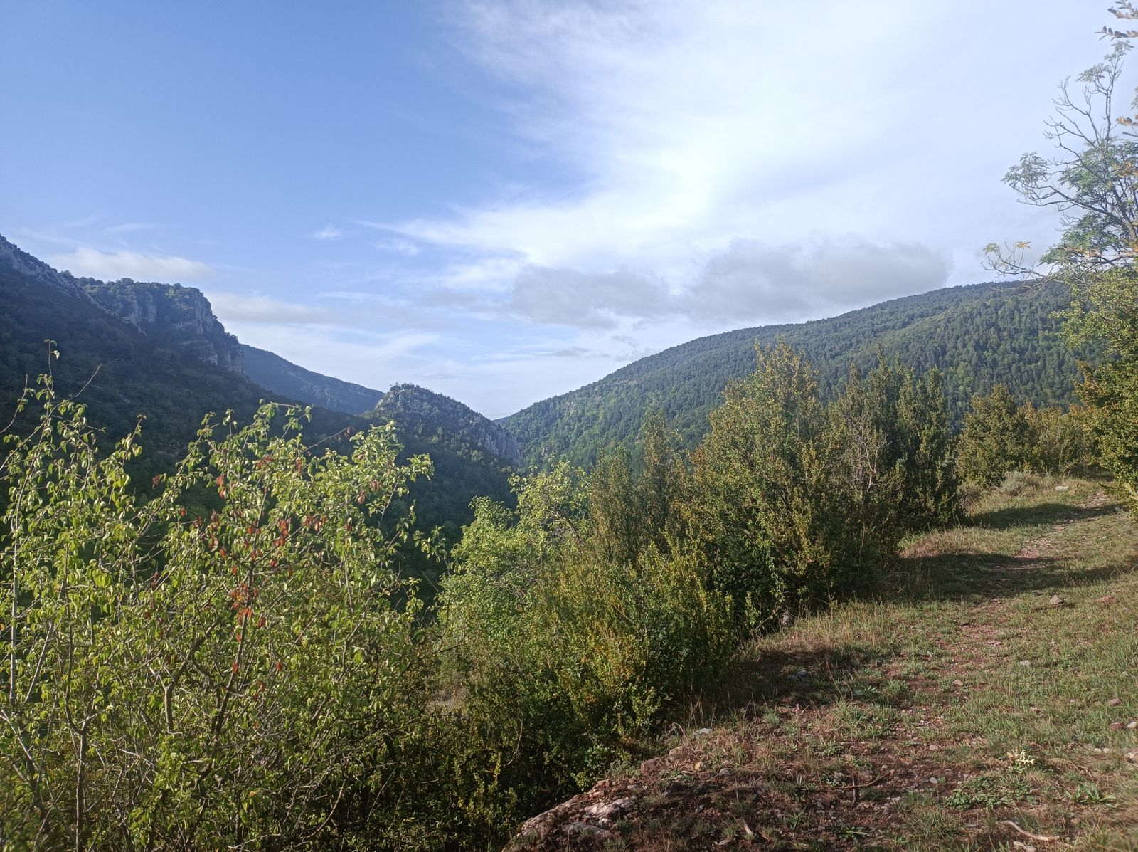 Tras Alins, el camino baja siguiendo una ladera.
