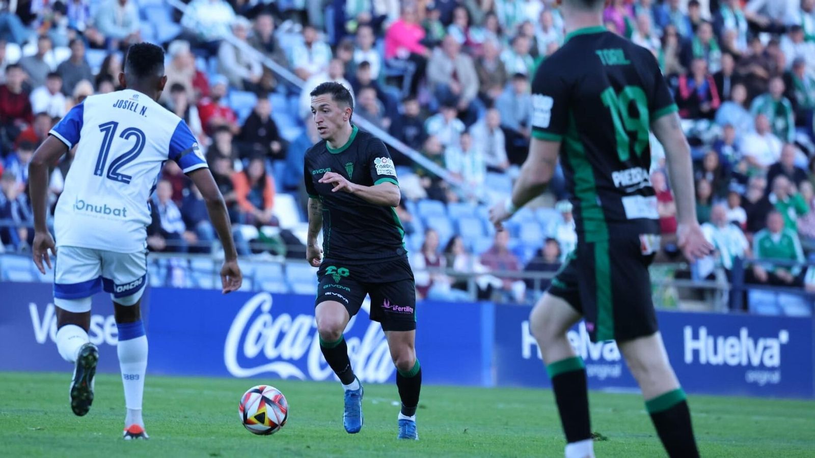 Carracedo encara a Josiel Núñez en el Recre - Córdoba CF.