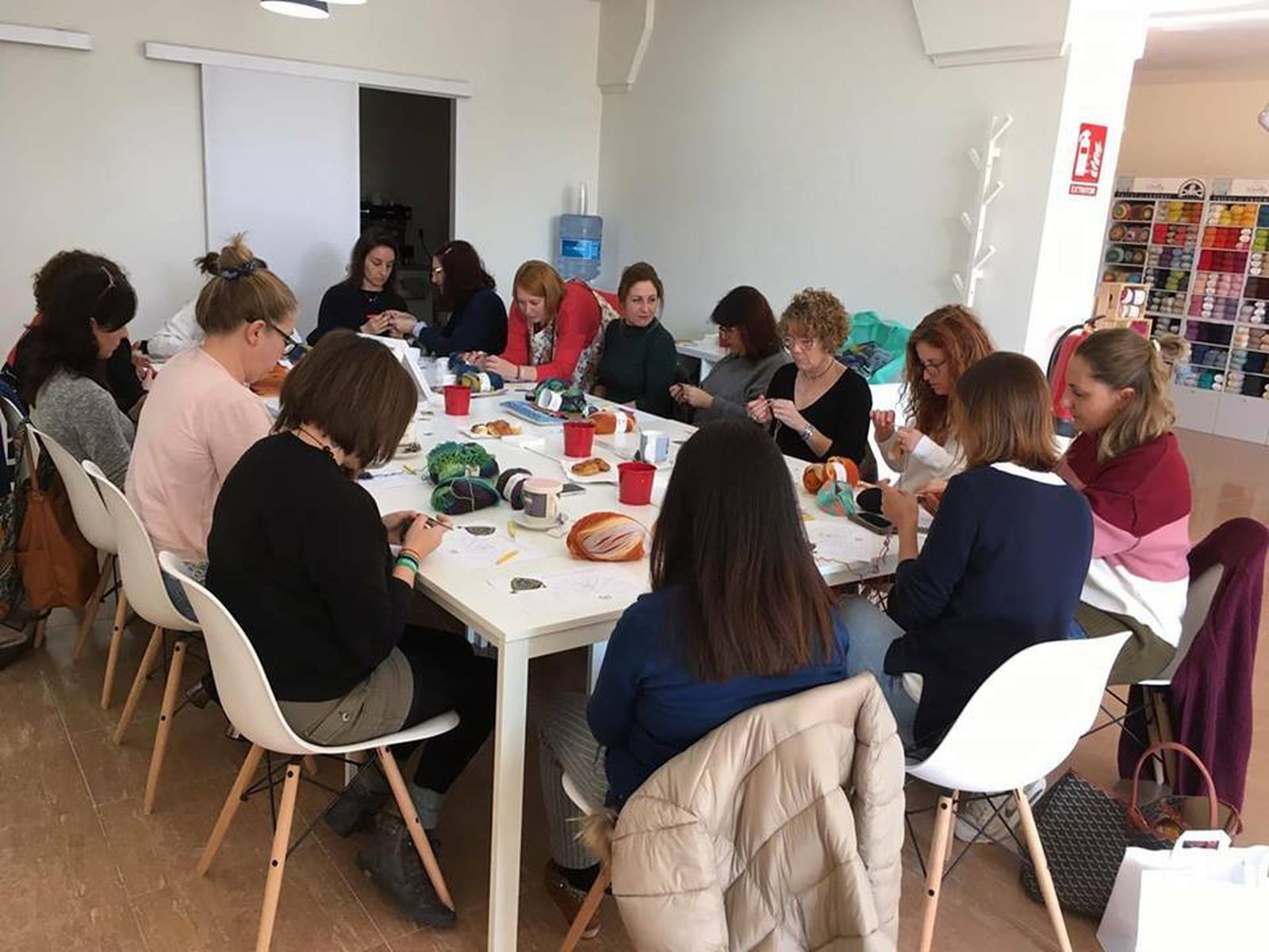 Las Chicas del Punto, ubicado en Aguadulce, se ha convertido  en punto de encuentro para las tejedoras.