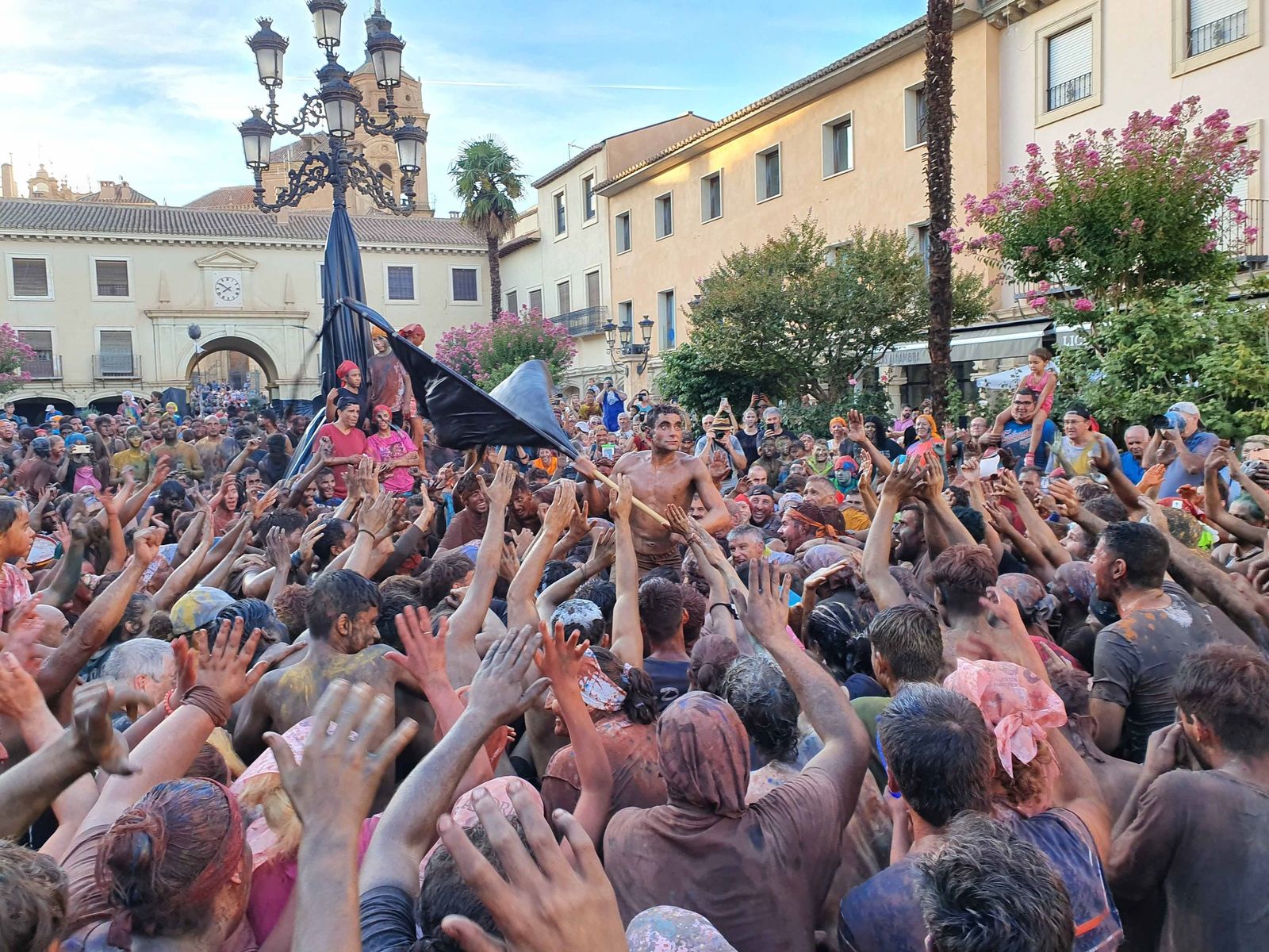Miles de personas reciben con pintura al Cascamorras en su vuelta a Guadix