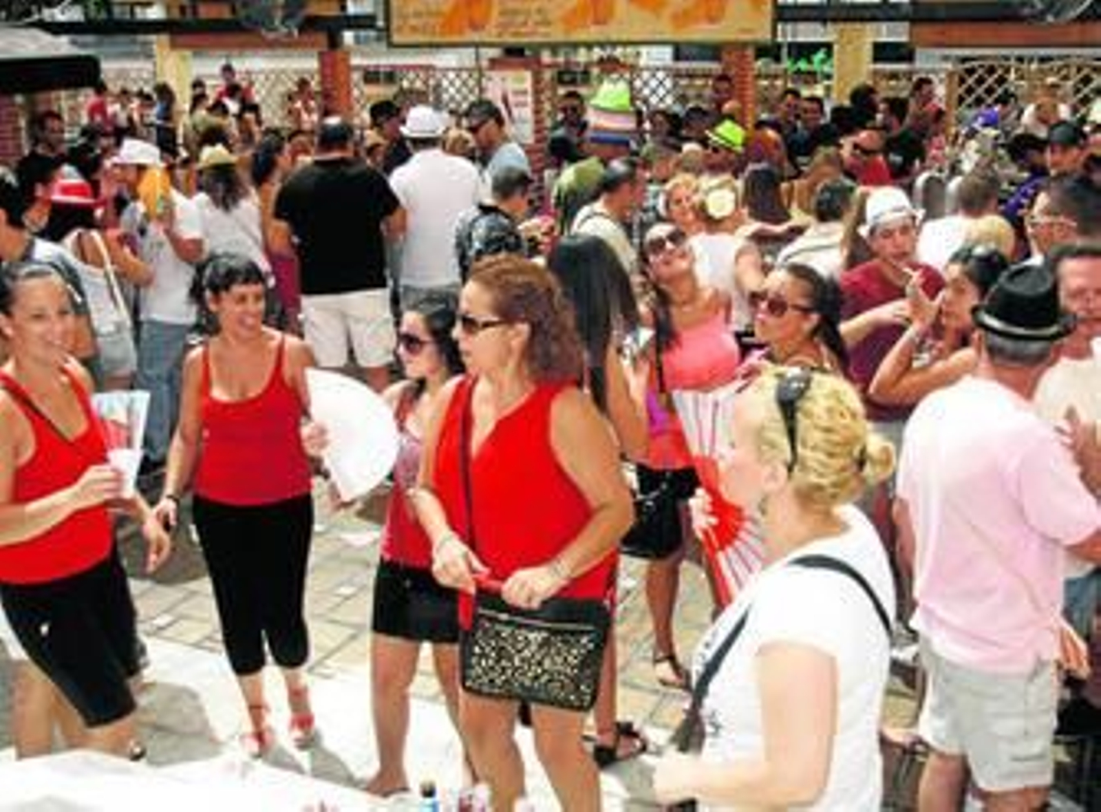 La Plaza de San Pedro se ha convertido en uno de los puntos de encuentro por excelencia para miles de turistas. El jueves presentaba esta estampa.