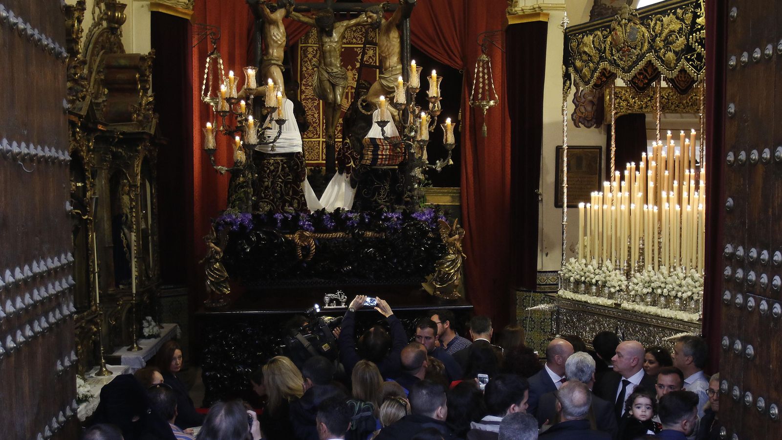 La capilla de la Carretería permaneció abierta tras no salir la cofradía.