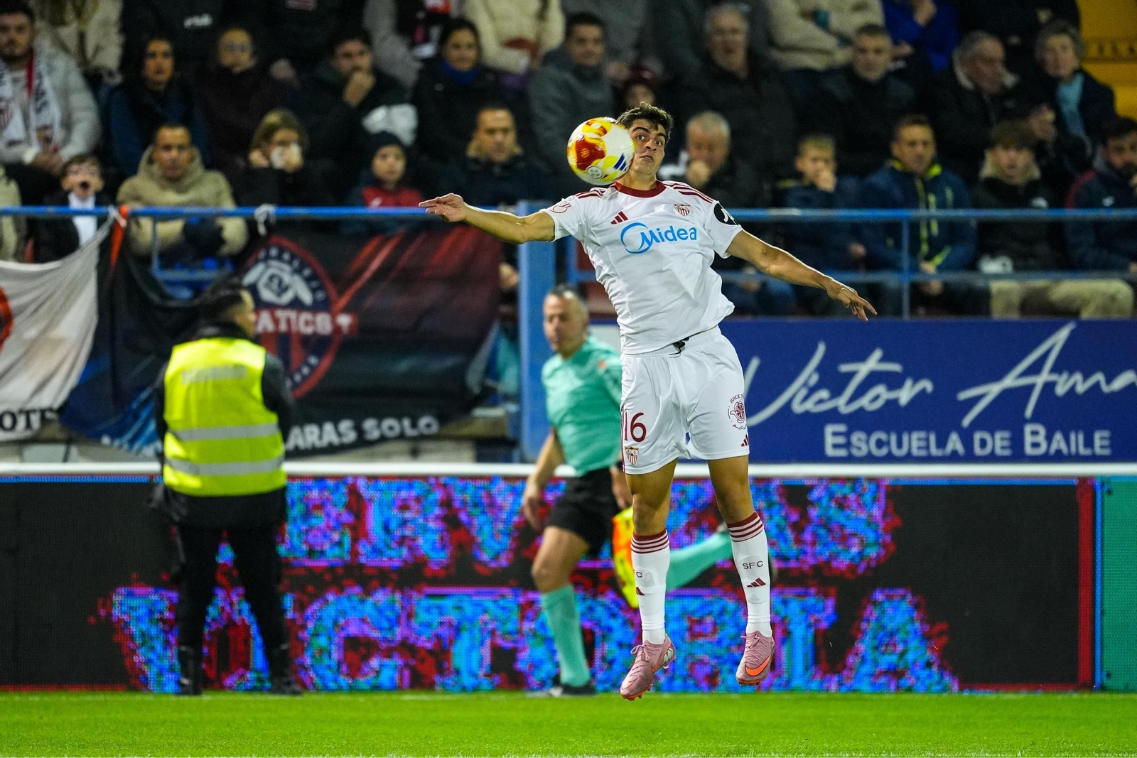 Juanlu realiza un control antes de su lesión en Almendralejo