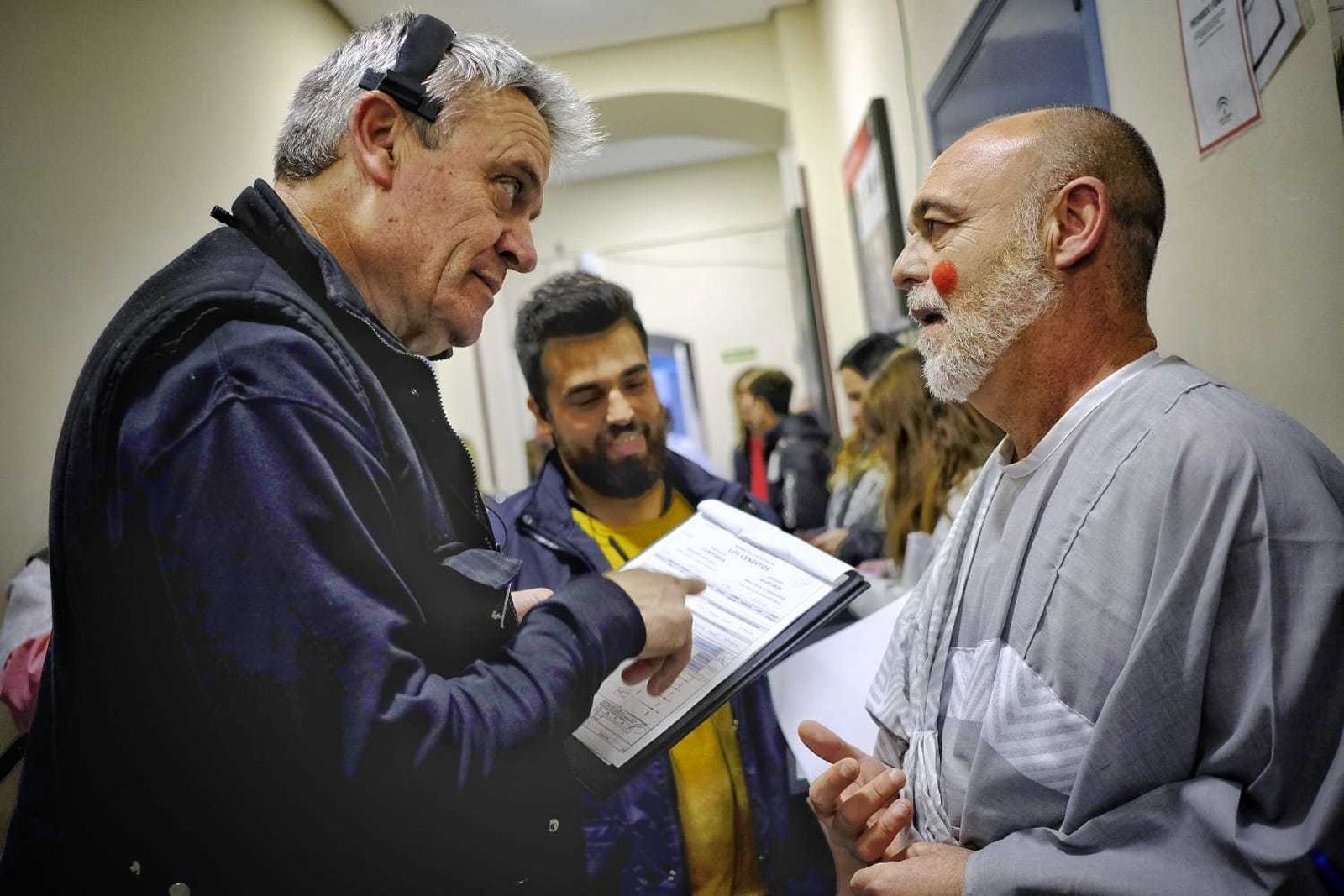 El regidor de escena, Miguel Ángel Fuertes (i), conversa en camerinos con Manolín Gálvez