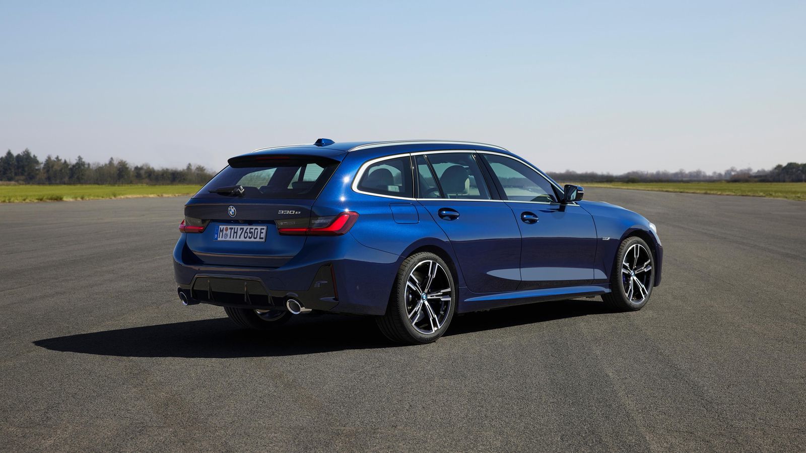 Todos los cambios estéticos atañen a la carrocería familiar. Estos Serie 3 Touring tienen algunas versiones específicas de las que carece la berlina con tracción total. También sólo un motor híbrido enchufable.