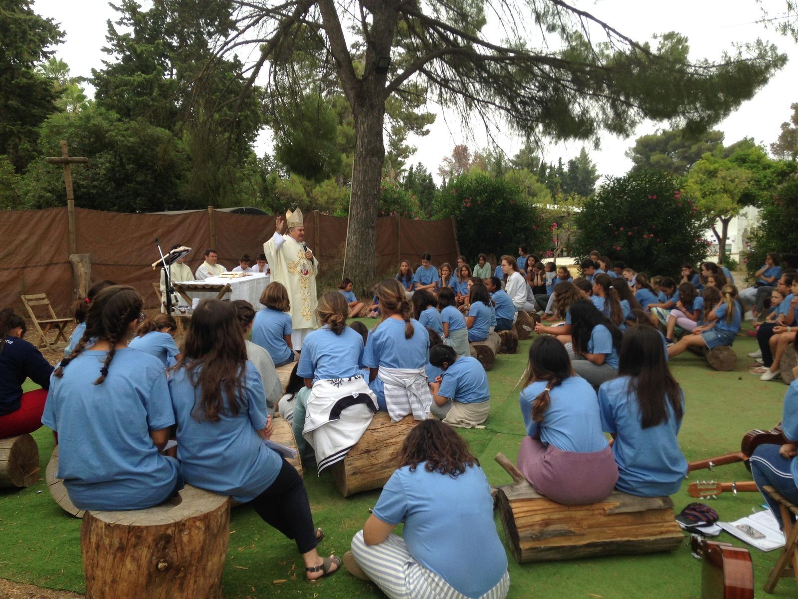 Celebración de la Eucaristía en el campamento 'Caminando con María' presidida por monseñor Mazuelos Pérez.