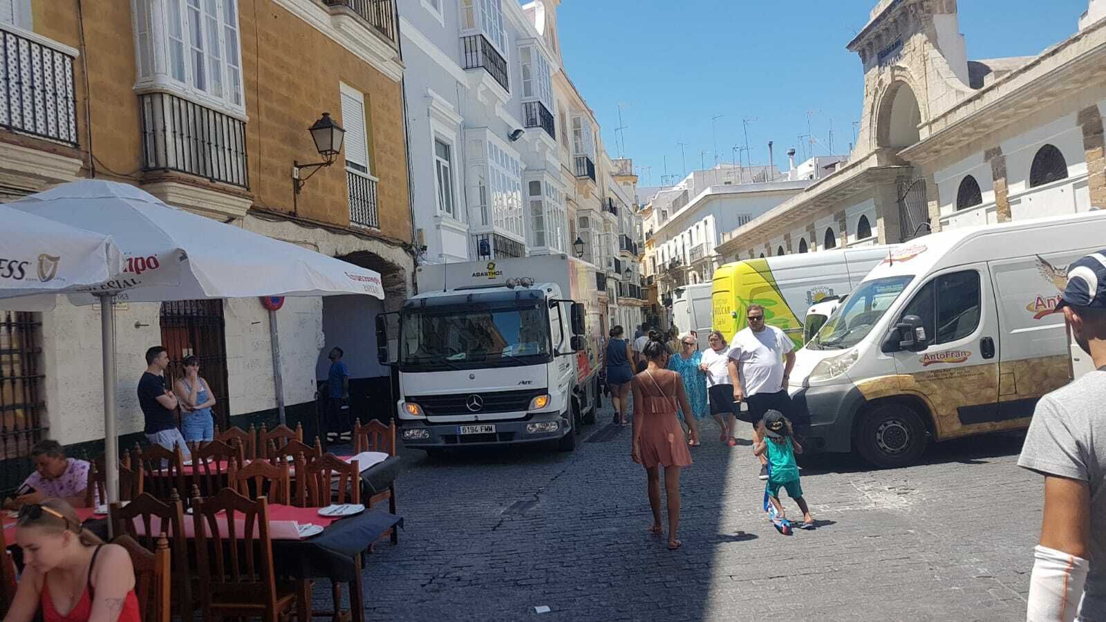 Tráfico intenso en la trasera del mercado de abastos