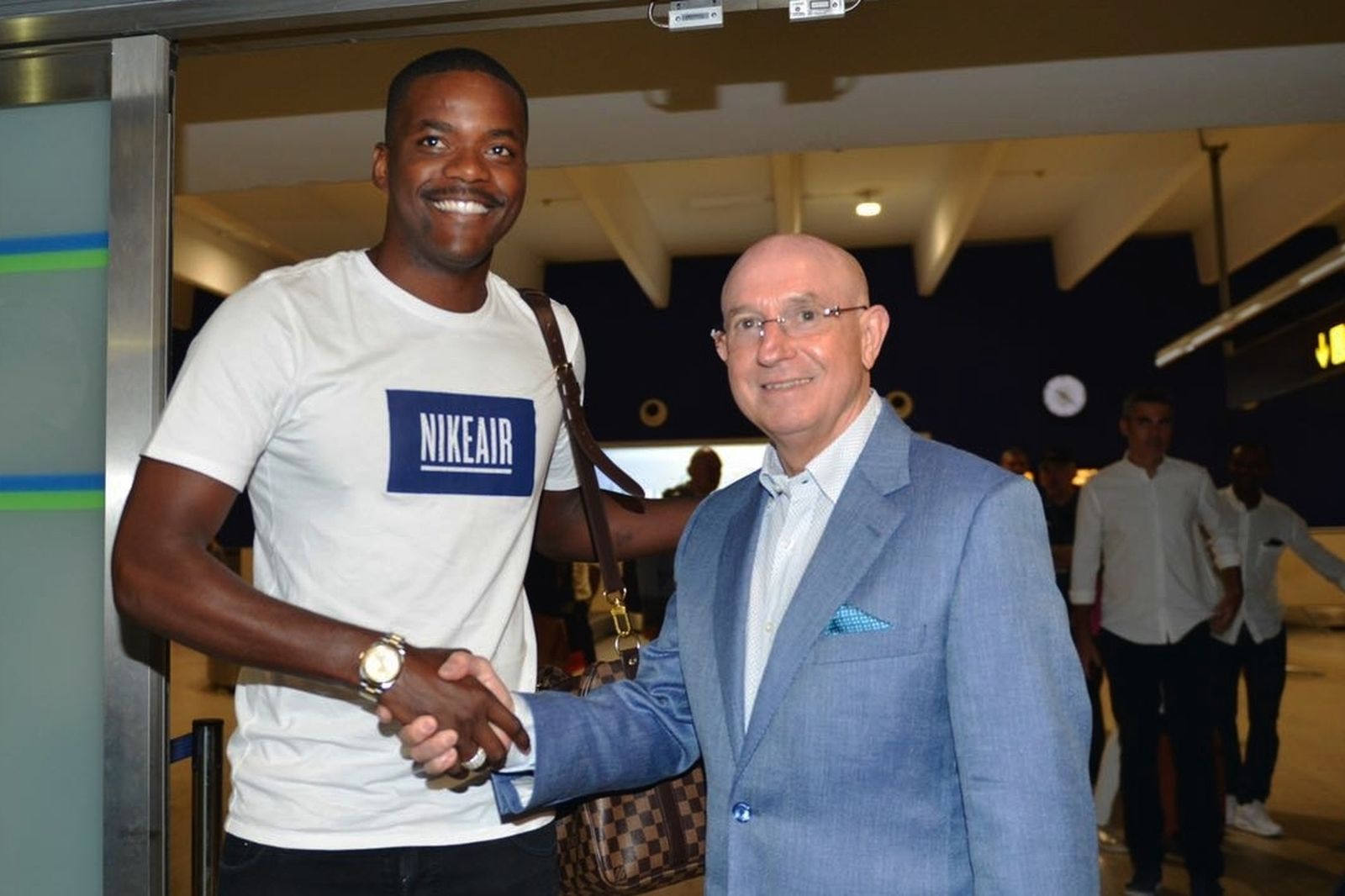 Serra Ferrer recibiendo a William Carvalho en el aeropuerto de San Pablo.