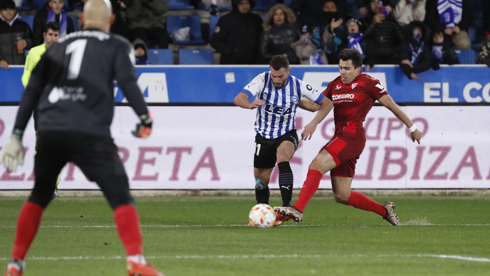 Acuña se anticipa en una internada de Luis Rioja.