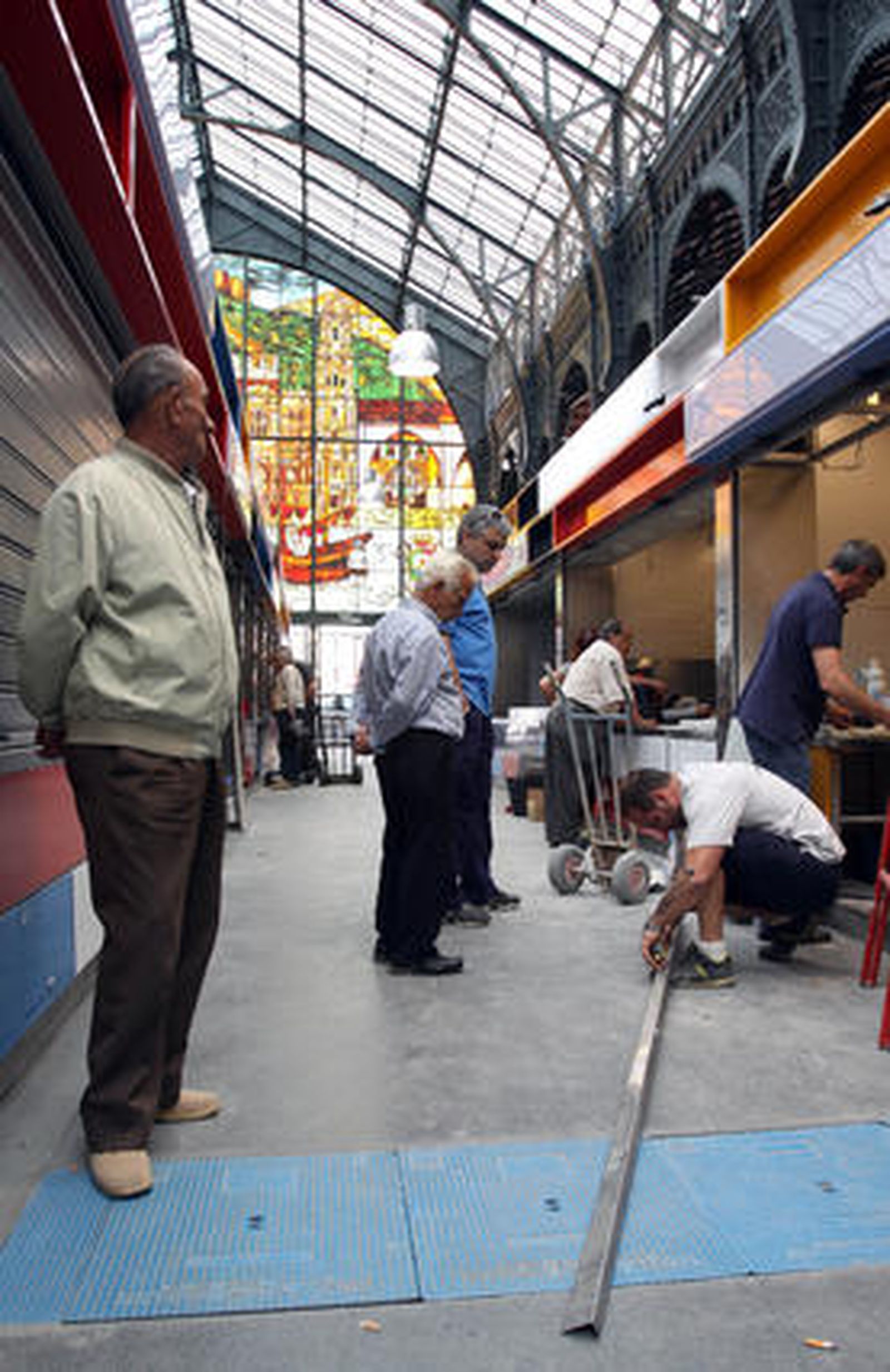 El mercado de Atarazanas reabre mañana sus puertas tras las obras de rehabilitación del edificio que se han prolongado casi dos años y medios.