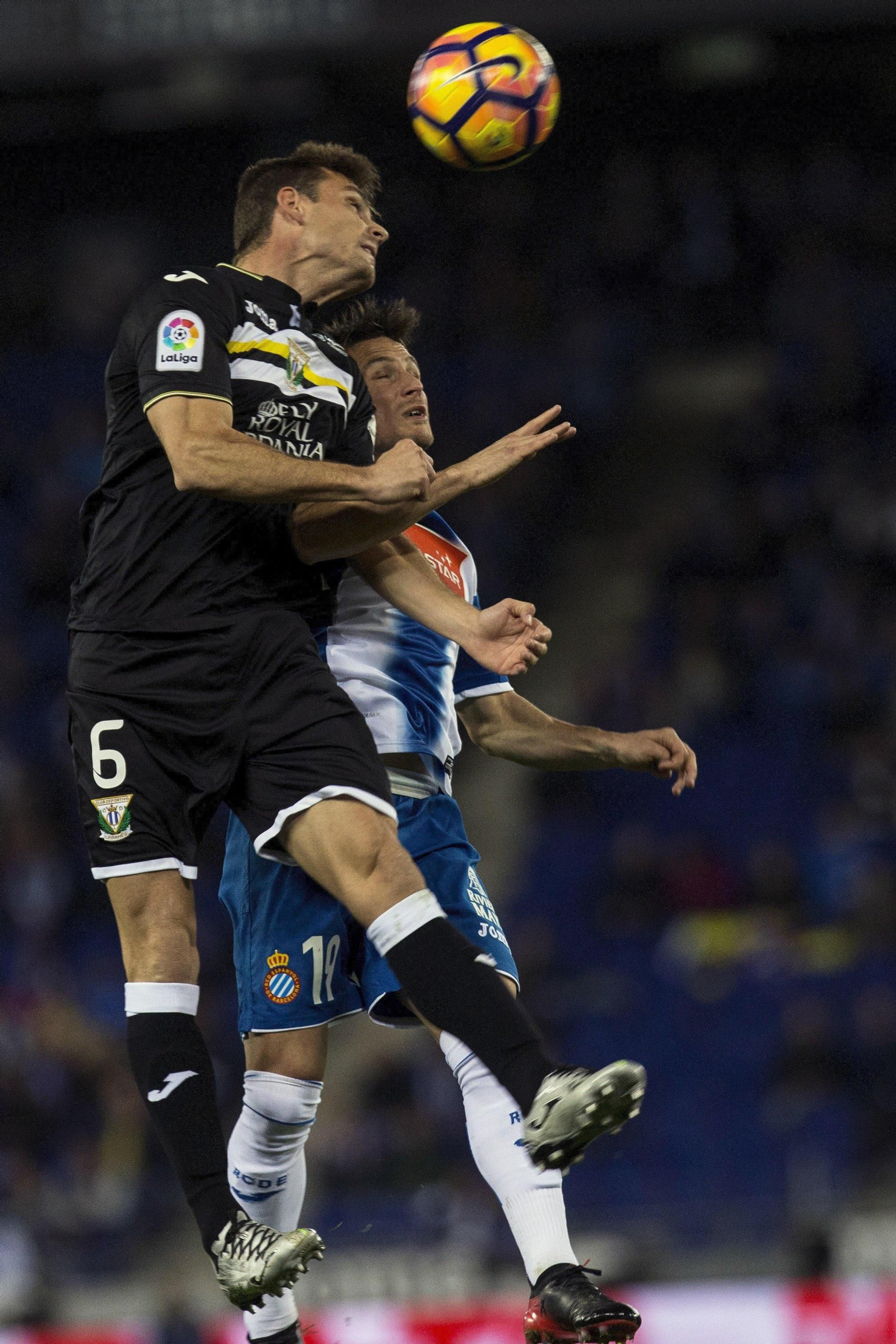 Alberto Martín, del Leganés, salta por encima del bigoleador Piatti.