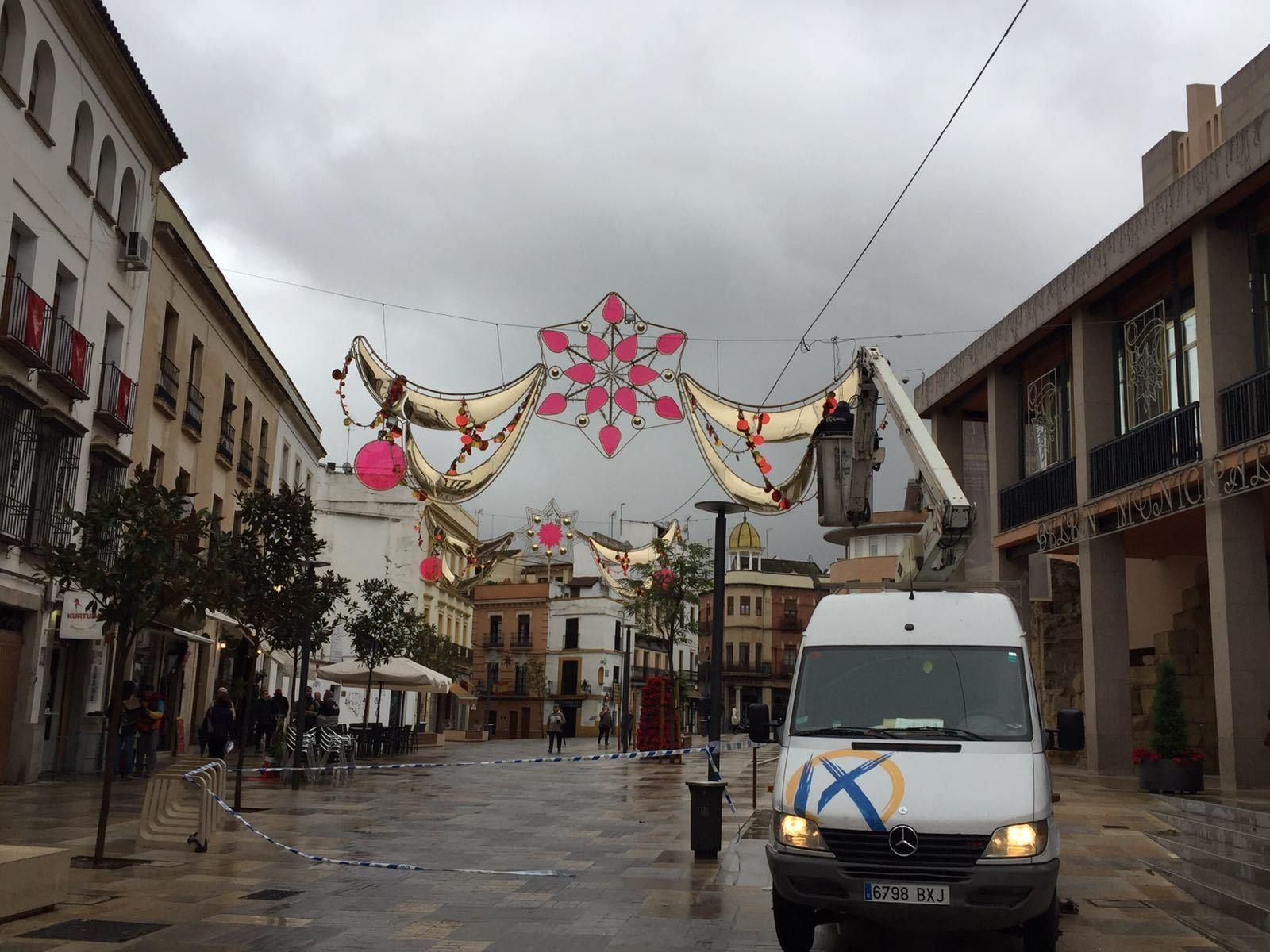 Operarios reponen el alumbrado navideño en Capitulares.