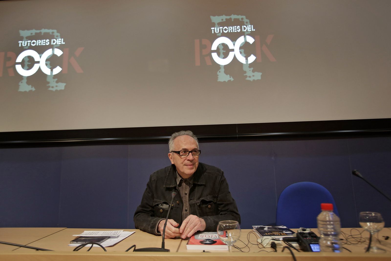 El periodista y crítico musical Jesús Ordovás, durante su intervención ayer en el ciclo Tutores del Rock de la Universidad de Cádiz.