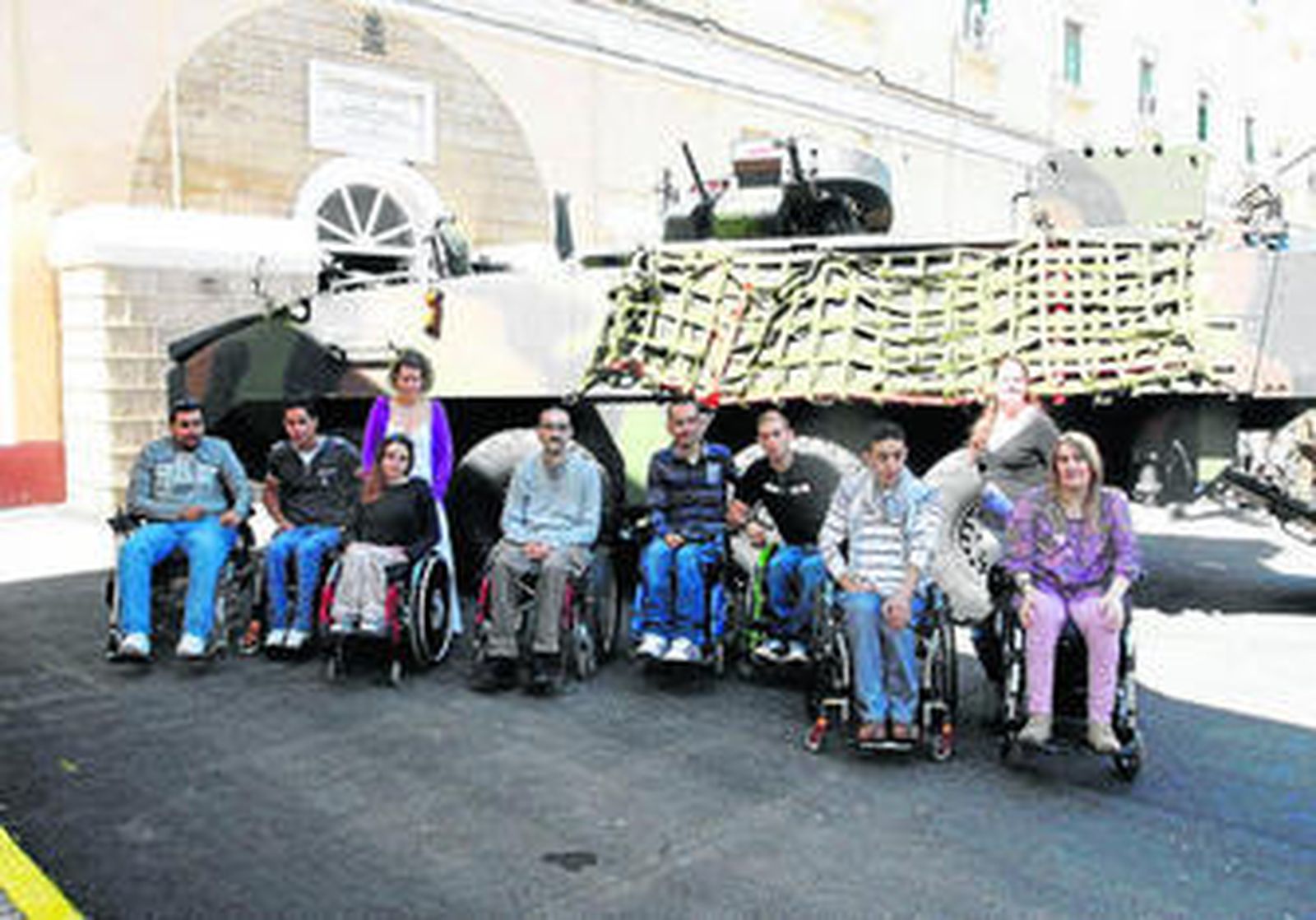 Alumnos del CRMF, durante su visita al TEAR, junto a los vehículos anfibios de la Infantería de Marina.