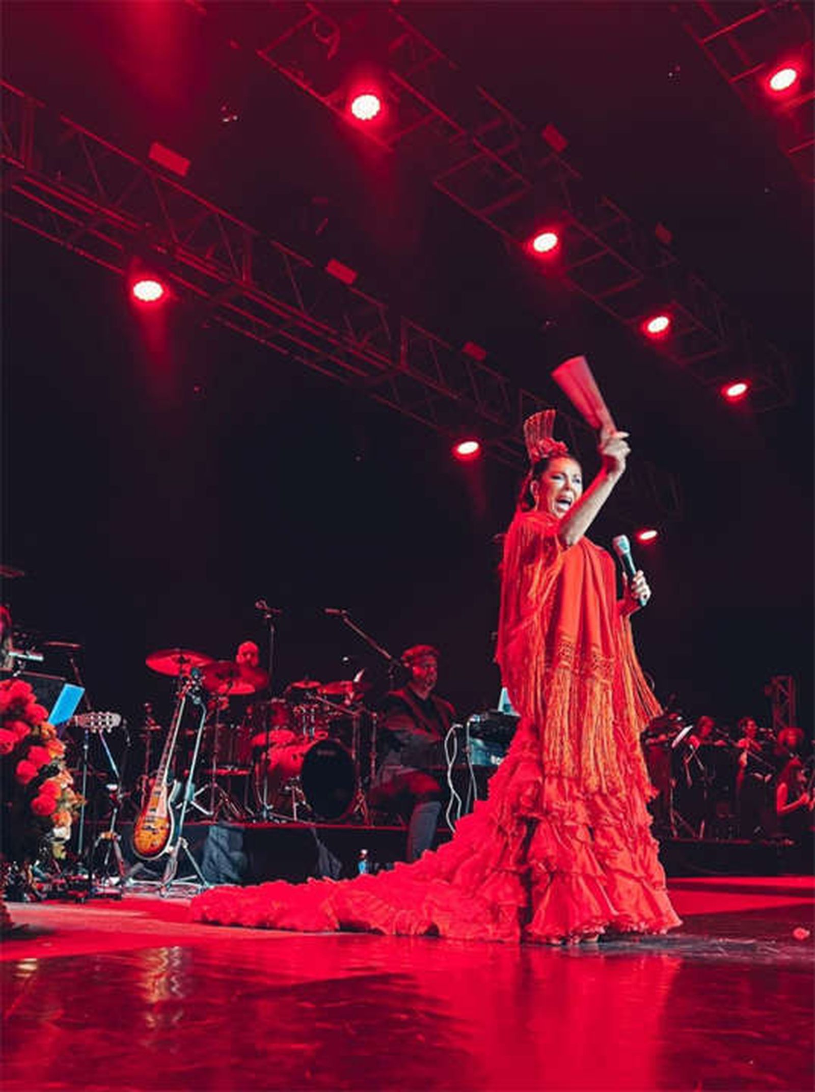 Pantoja, con bata de cola roja en su recital en Argentina.