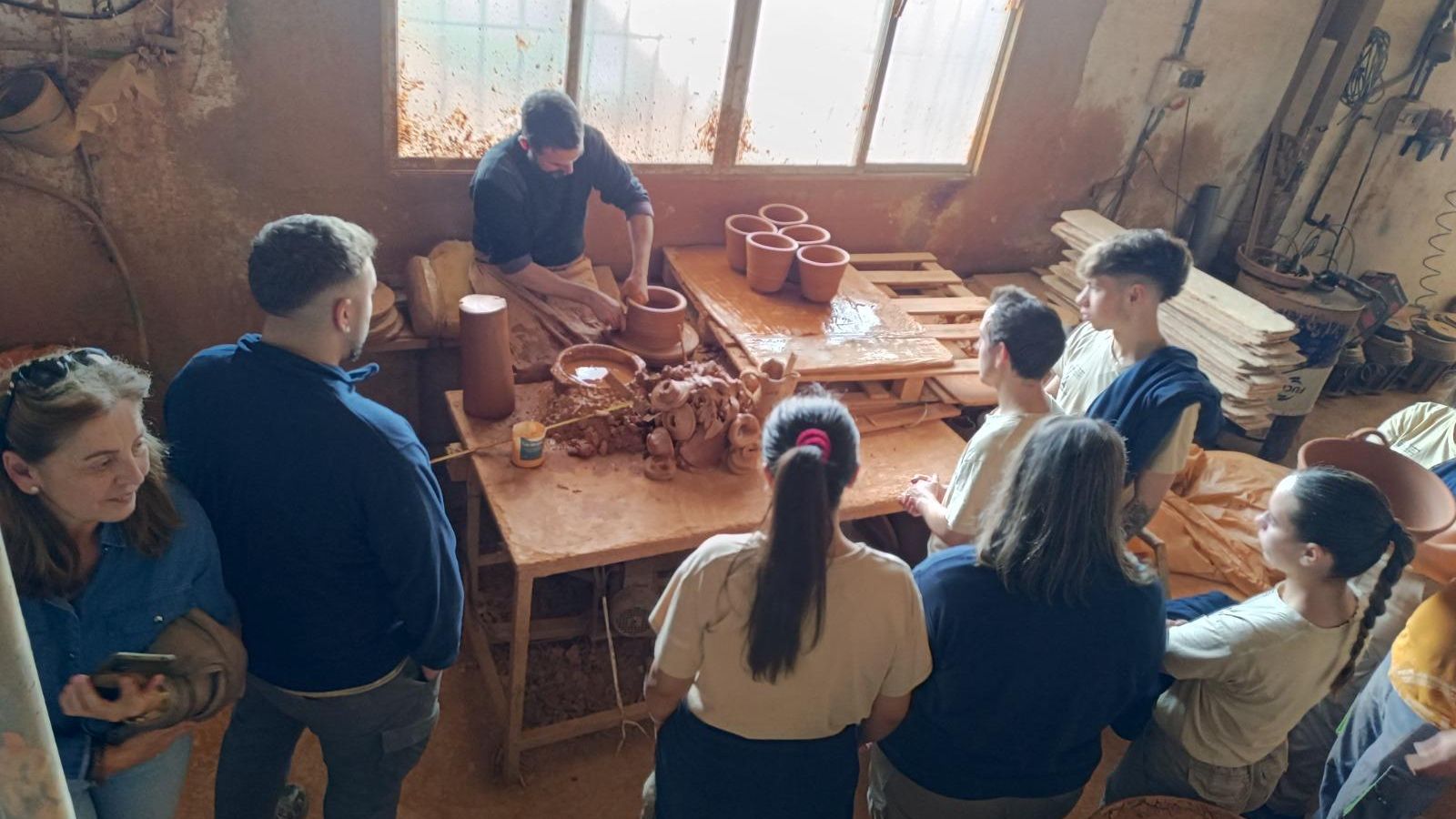 Uno de los artesanos trabaja la arcilla en la empresa de Bailén.