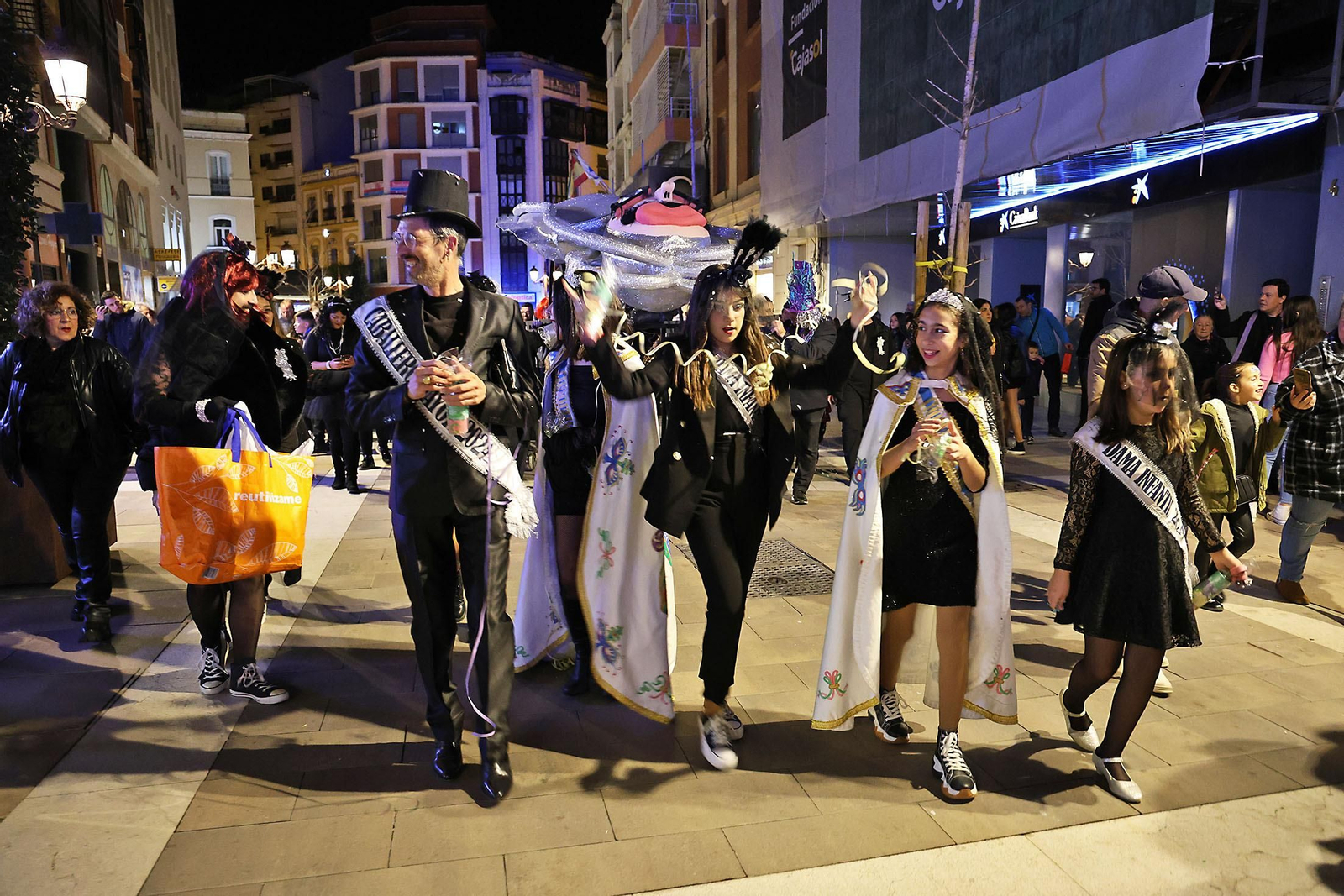 Imágenes del entierro del choco por las calles de Huelva