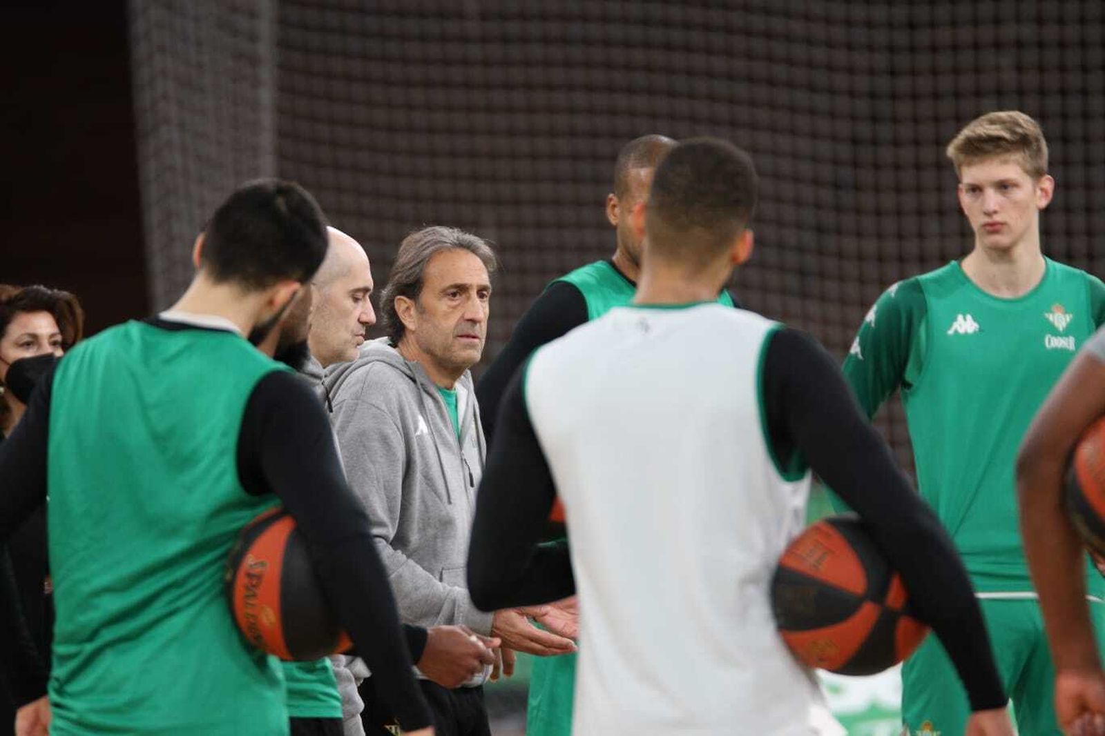 Casimiro se dirige a sus jugadores durante un entrenamiento.