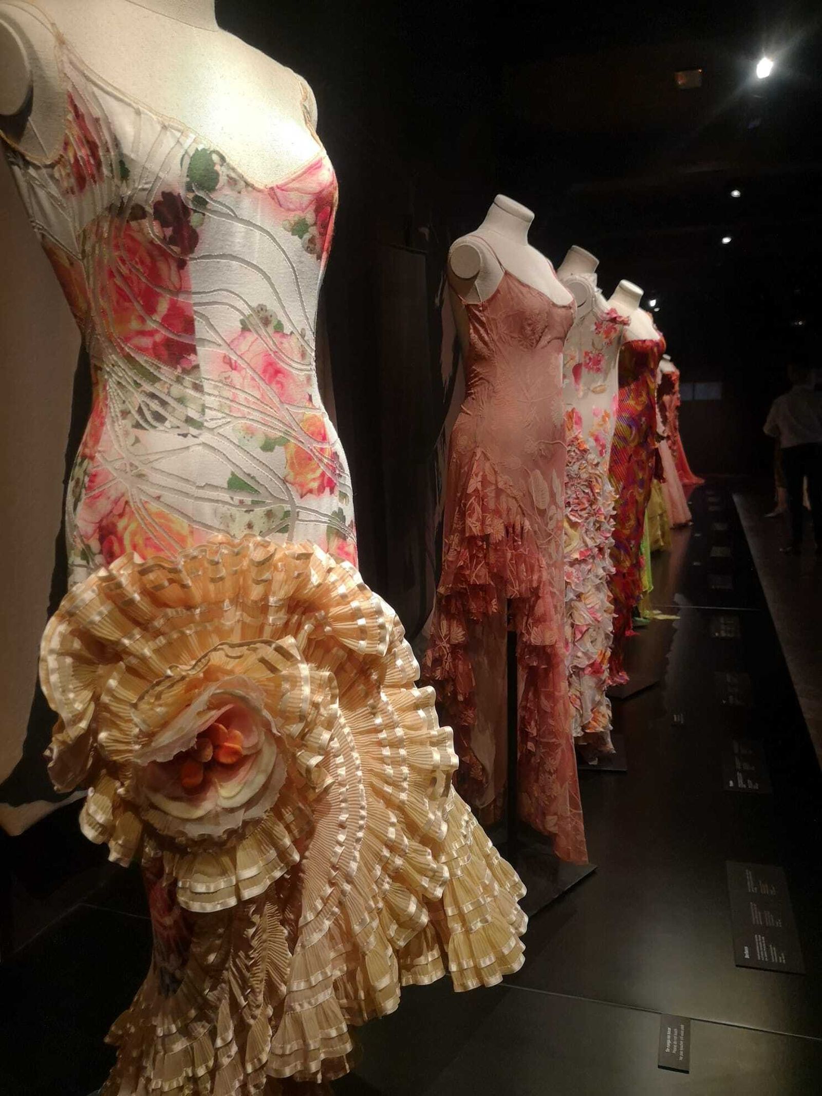 Estampados de flores, colores vivos y volantes son los sellos de identidad de Victorio & Lucchino