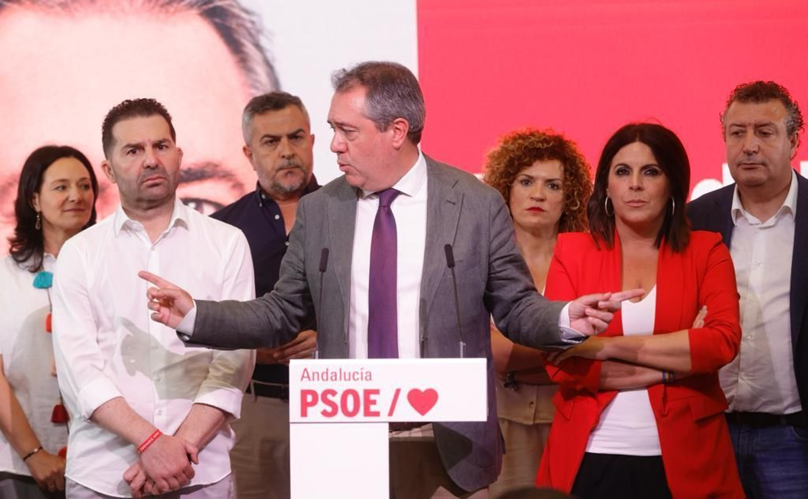 Juan Espadas, este lunes en Sevilla junto a la dirección socialista.