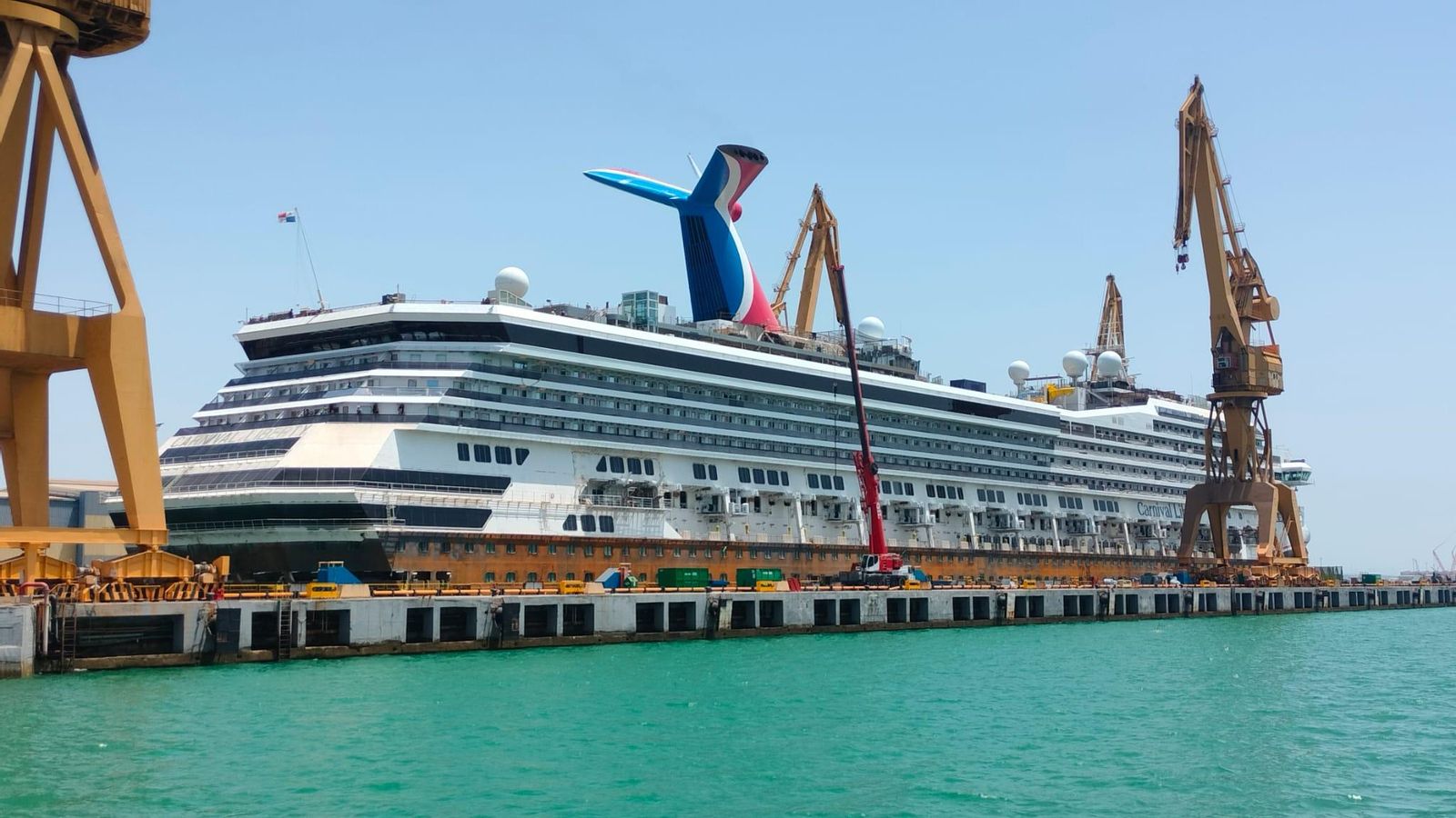 El Carnival Liberty permanece en el dique de Navantia a medio pintar y a medio reparar.