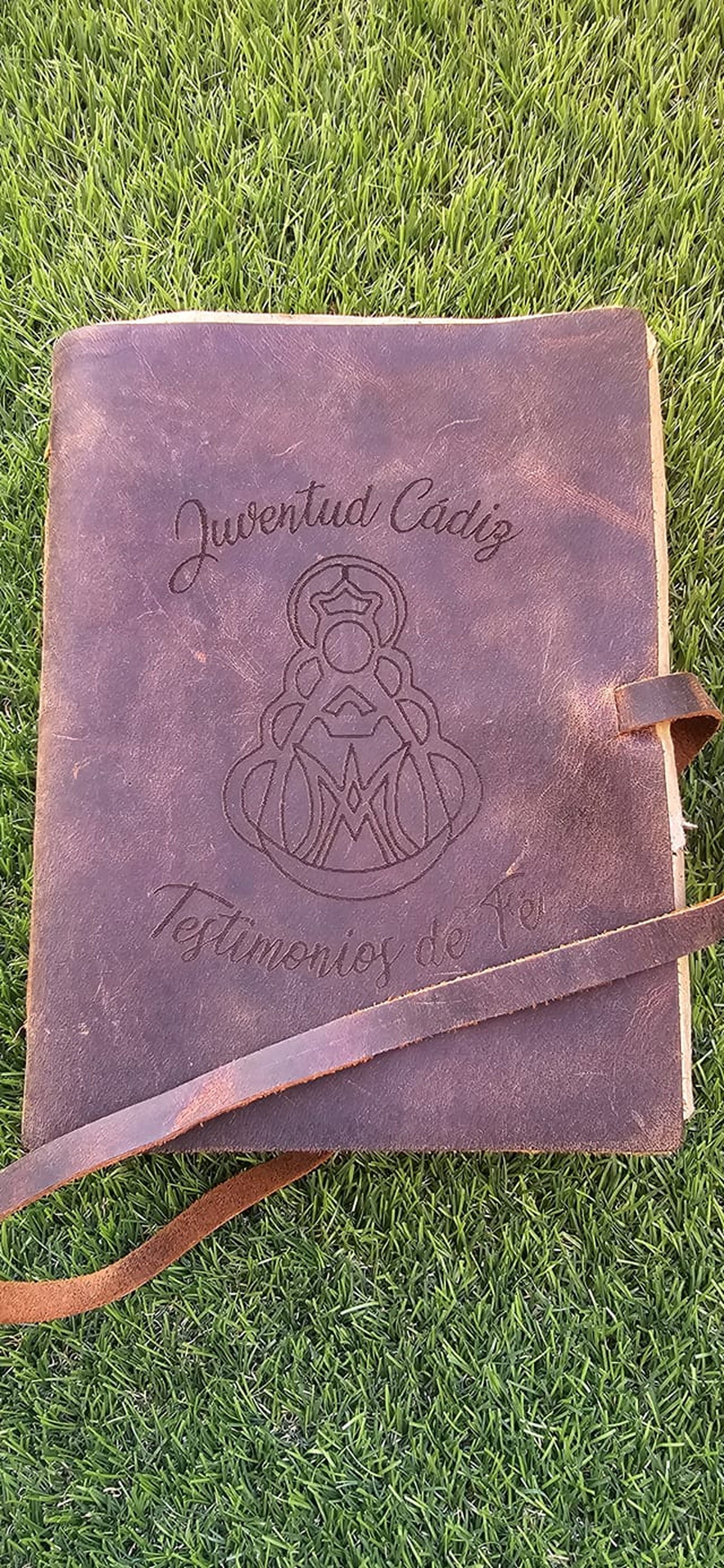 El libro itinerante viajará por todas las hermandades participantes.