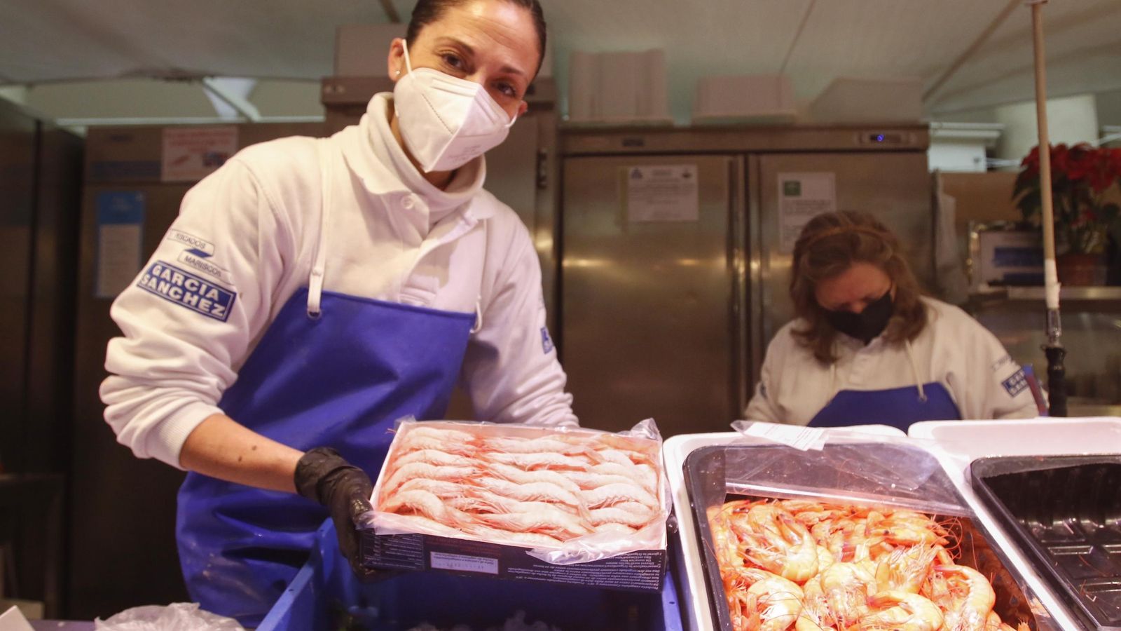 Pilar, de la pescadería García Sánchez, posa con una caja de gambas