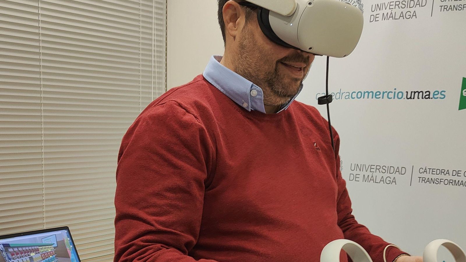 Un usuario compra en un supermercado virtual gracias a unas gafas habilitadas para ello.