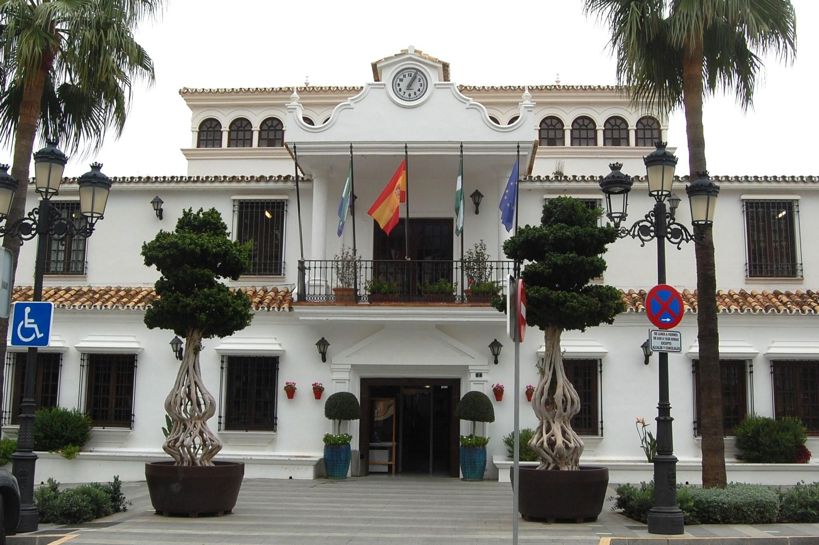 La fachada principal del Ayuntamiento de Mijas.