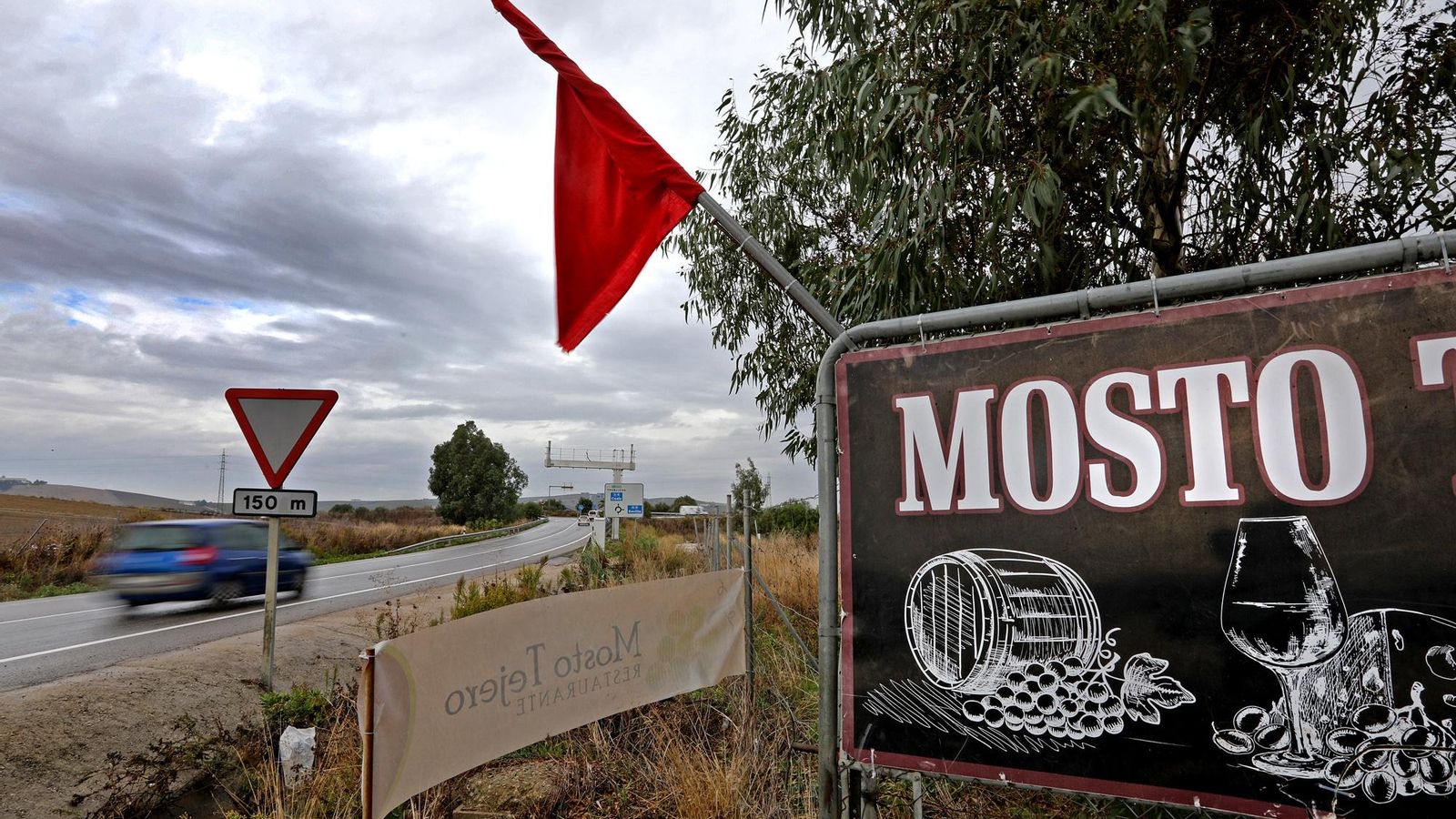 Mosto Tejero ha sido de los primeros en colgar la bandera roja , símbolo universal de la llegada del mosto del año.