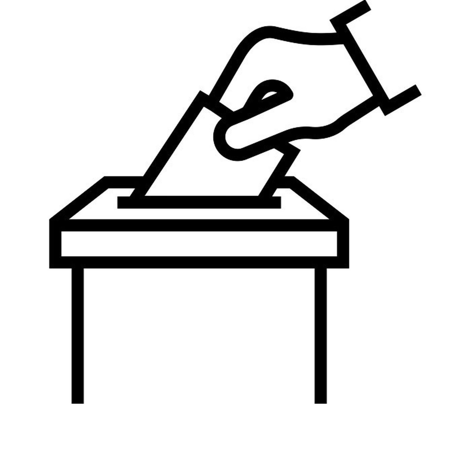 Íñigo Errejón (izquierda), candidato de Más Madrid a la Comunidad de Madrid, bebe una cerveza en el día de reflexión.