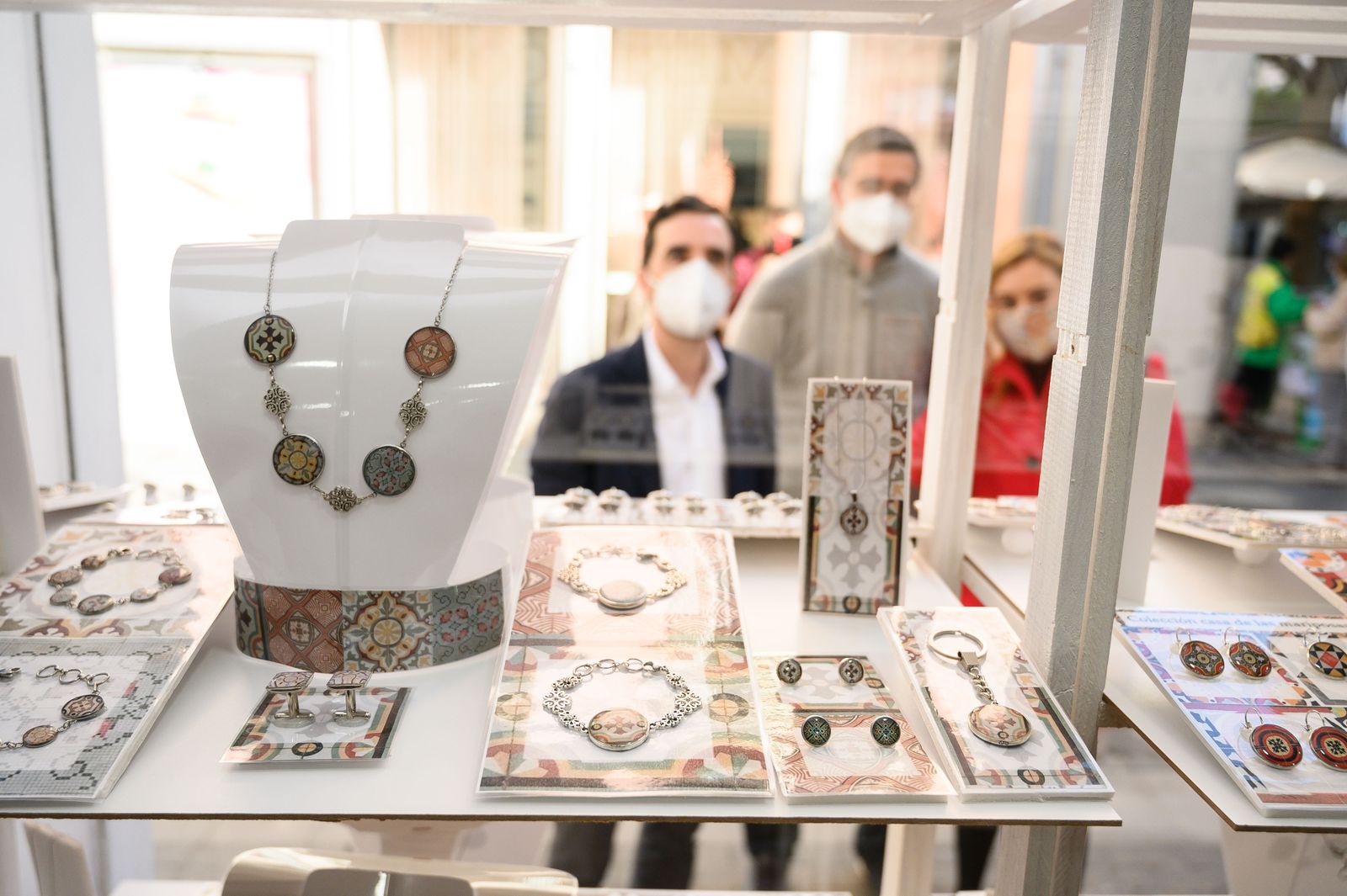 El concejal Carlos Sánchez junto a Antonio Criado y Maribel Martínez.