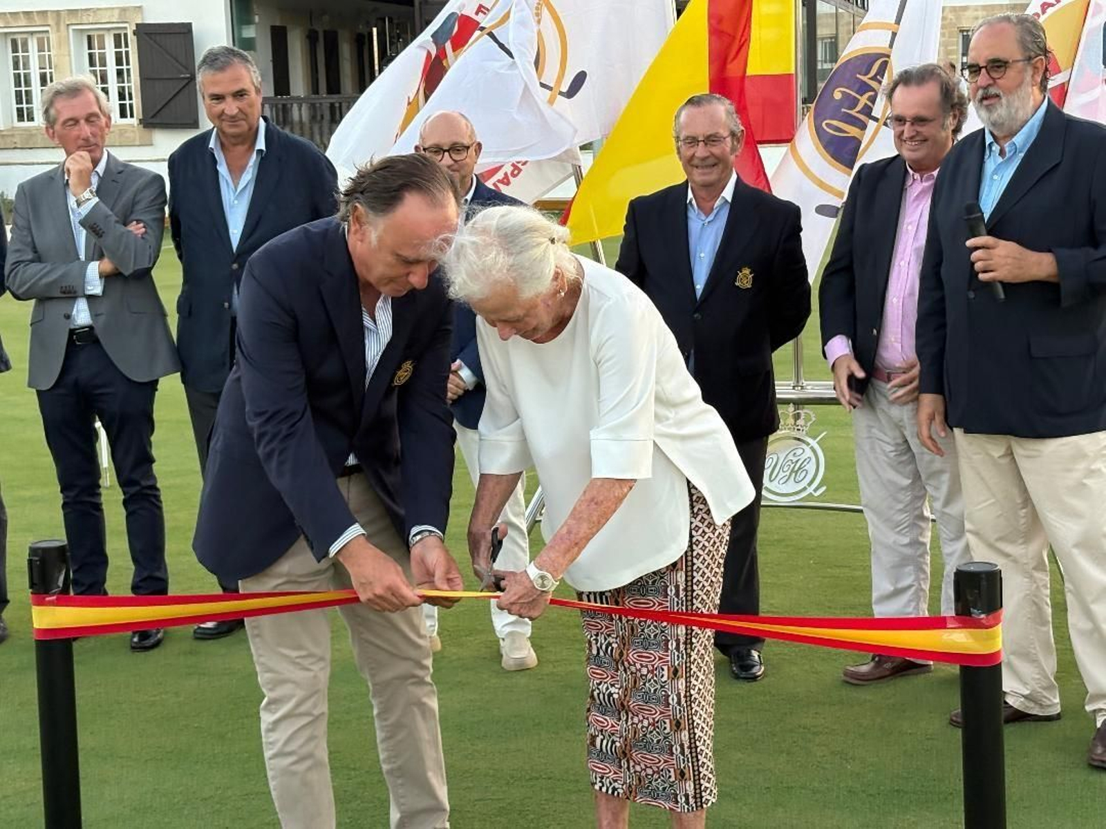 El presidente del Club, Jaime Tovar, con Fuencisla Aritio cortando la cinta de inauguración del nuevo campo de croquet. El presidente del Club, Jaime Tovar, con Fuencisla Aritio cortando la cinta de inauguración del nuevo campo de croquet.