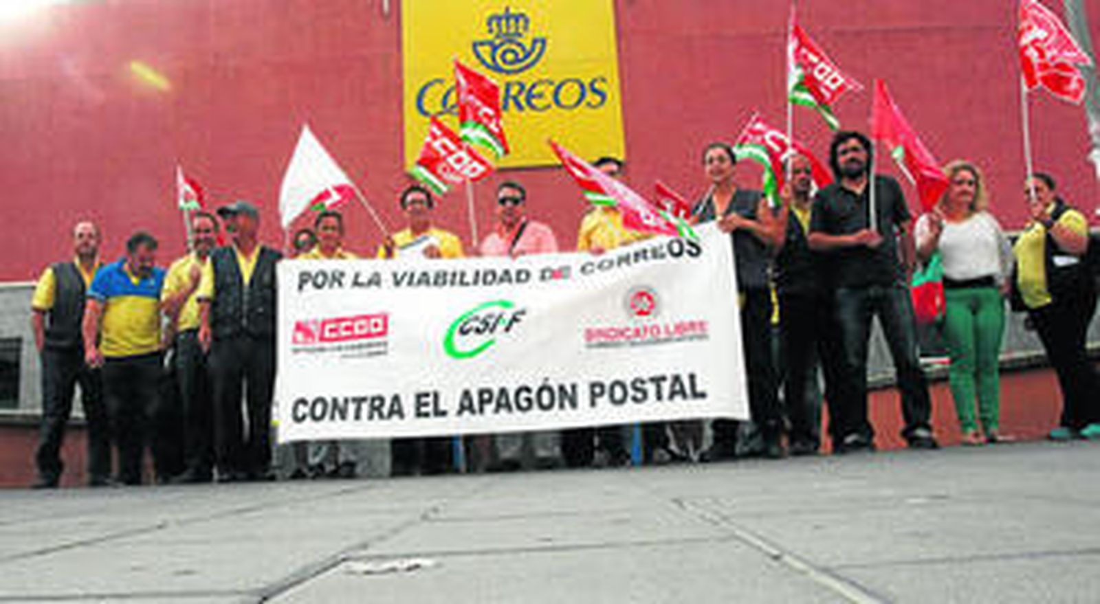 Trabajadores de Correos, ayer en la plaza de la Constitución.