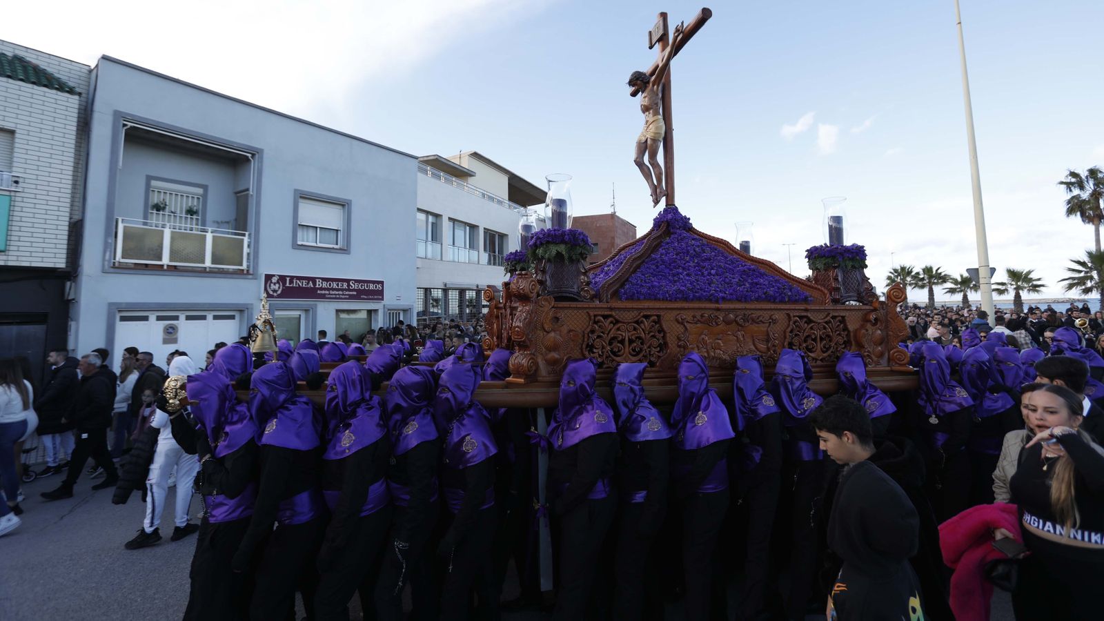 Fotos del Viernes Santo en La Línea: Cristo del Mar y Luz y Esperanza Nuestra, Soledad y Santo Entierro, Cristo del Amor y Misericordia y Amargura.