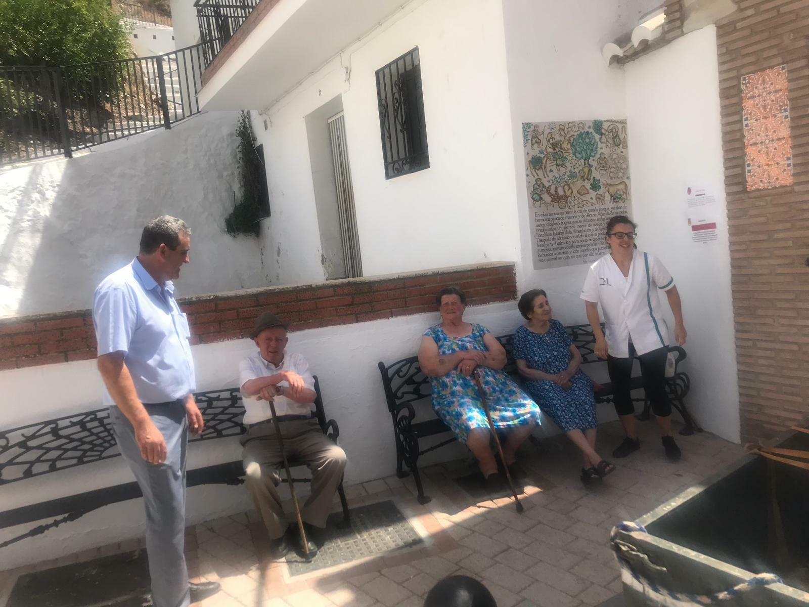 Francisco Abolafio (IU), el alcalde de Sedella, con unos vecinos.