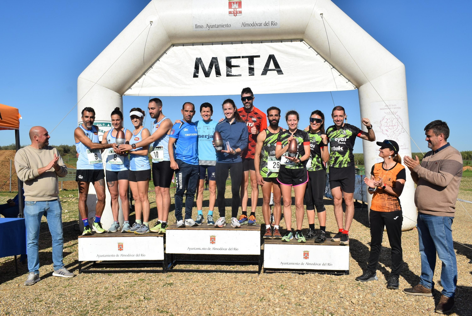 Los mejores en Almodóvar posan en el podio final. Los mejores en Almodóvar posan en el podio final.