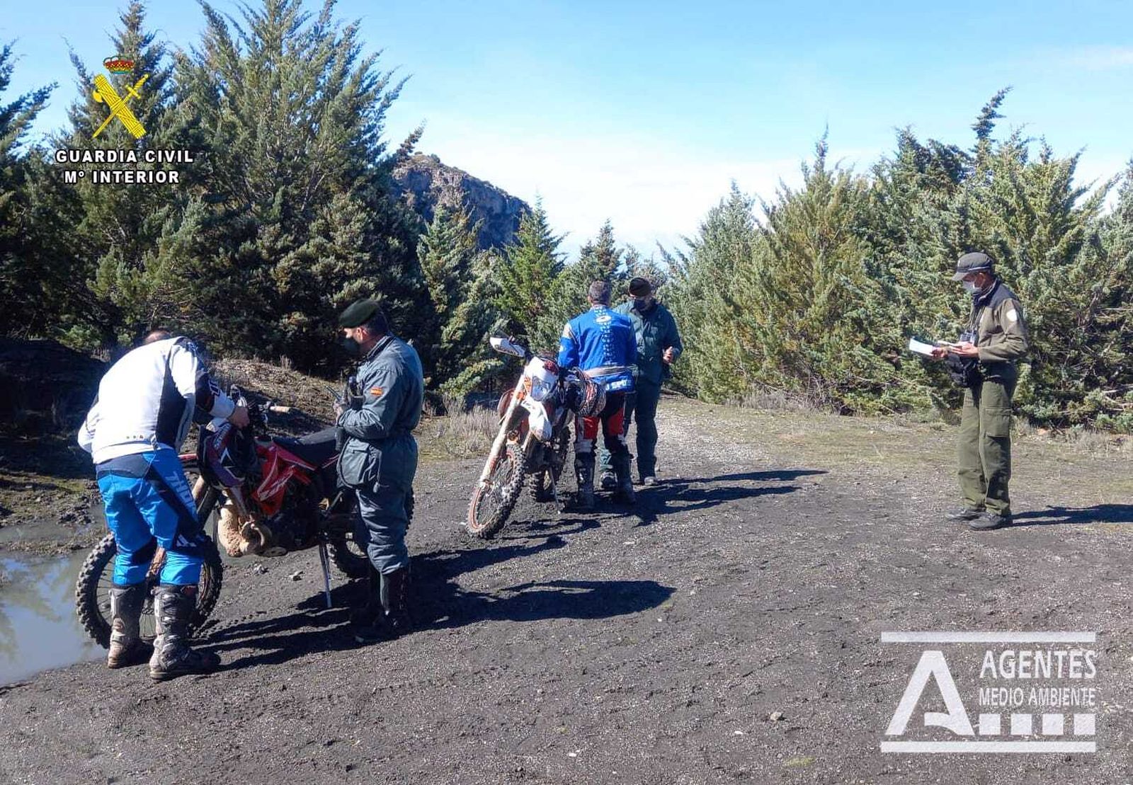 Un momento del dispositivo de vigilancia y control de motos en el Parque Natural de la Sierra de Huétor.