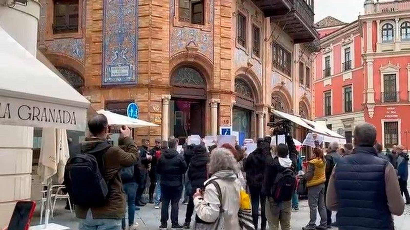 Un momento de la protesta a las puertas del edifico Laredo durante el escrache a dos concejales del Ayuntamiento de Sevilla.