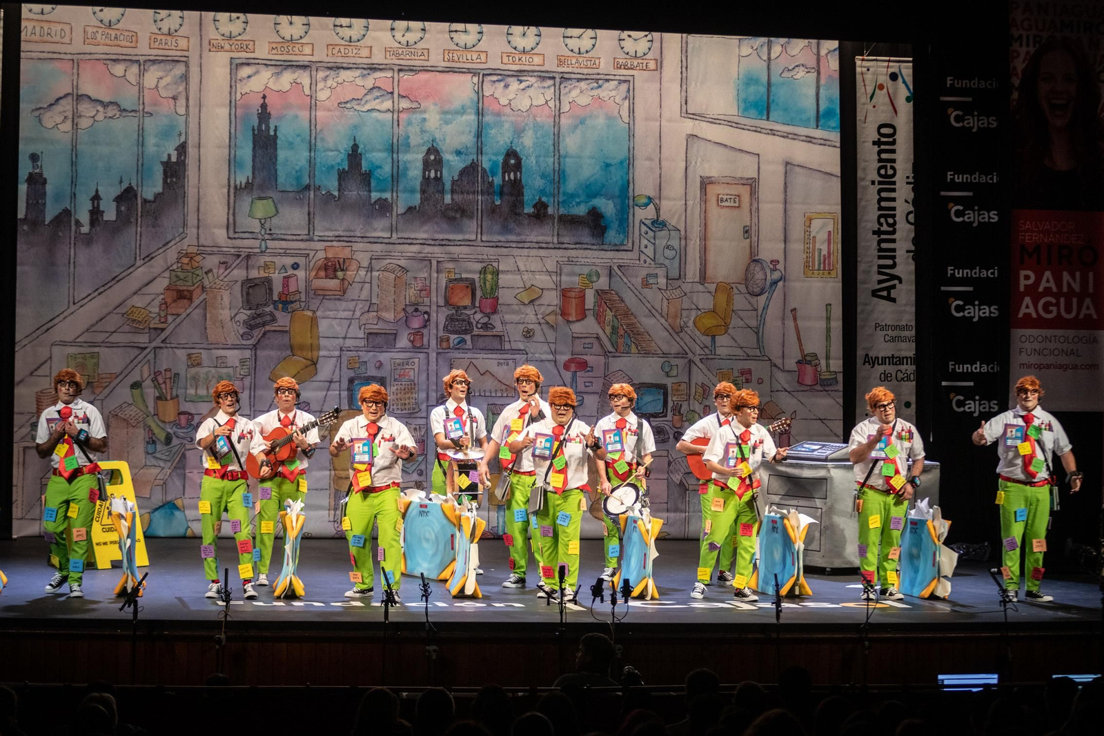 La chirigota 'El chaval de la beca' durante su actuación