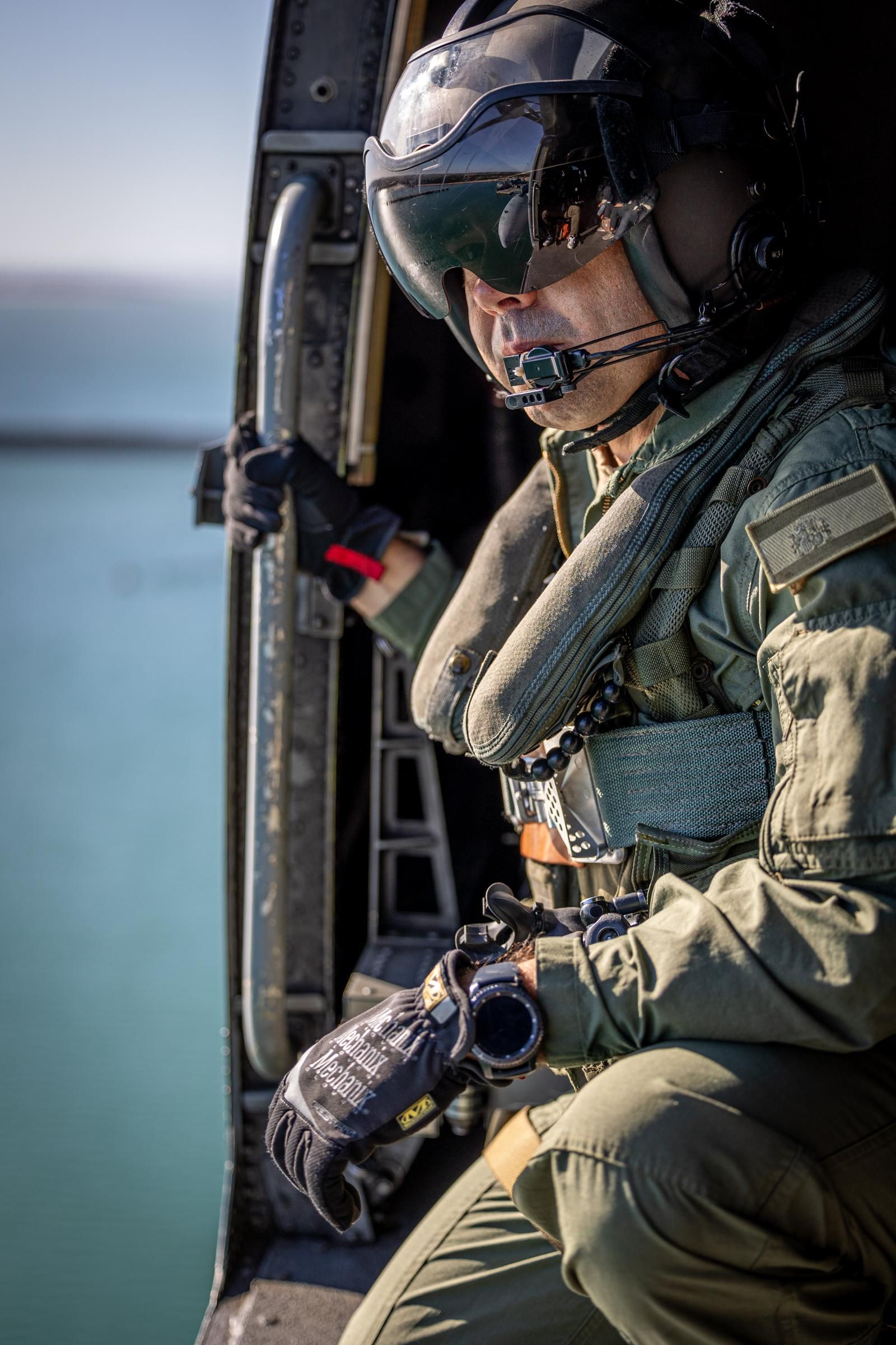 Imágenes del vuelo de despedida de los 'Sea King'  de la Quinta Escuadrilla de la FLOAN de la Armada por la Bahía de Cádiz