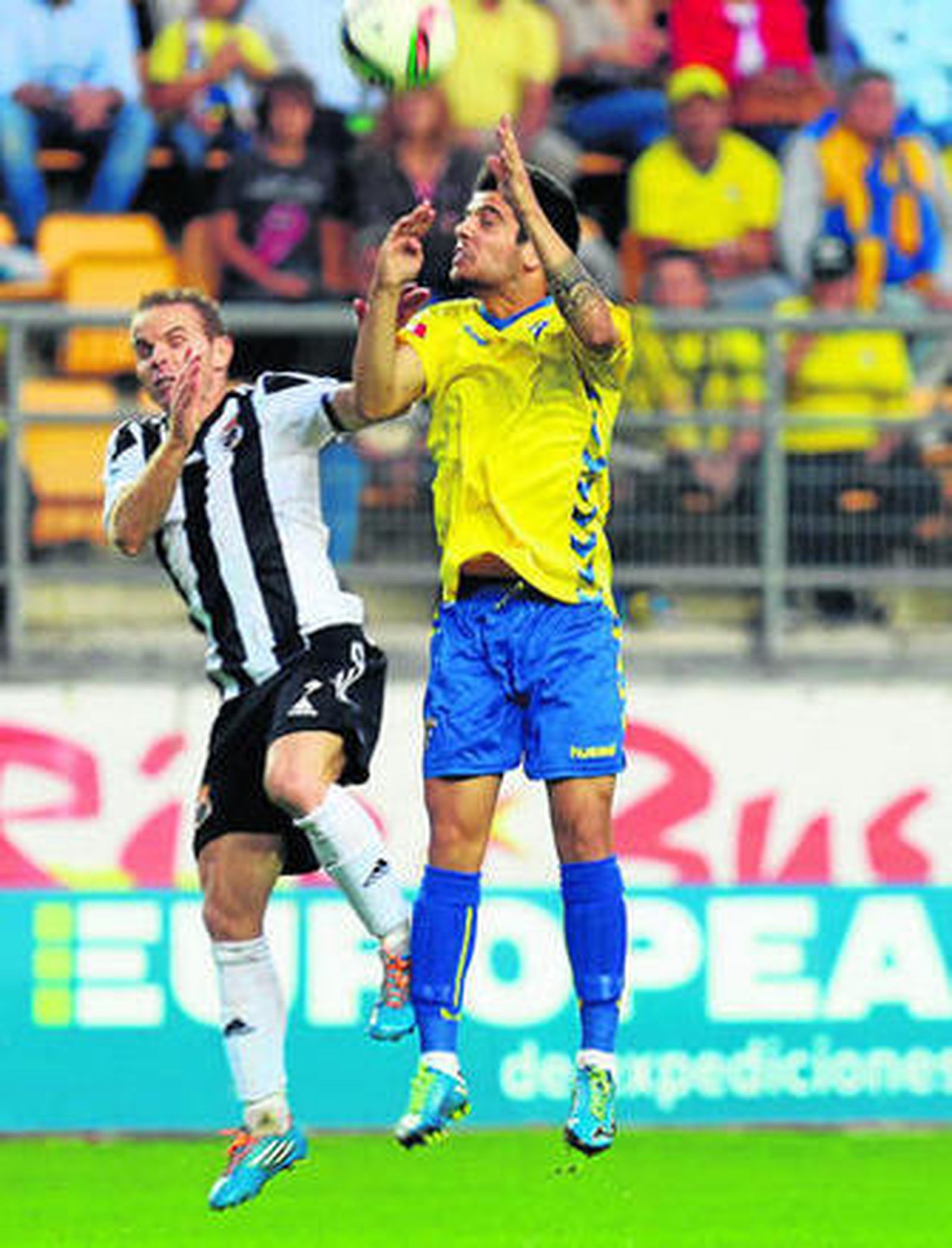 Juampe (i) salta con un adversario, ayer en Carranza.