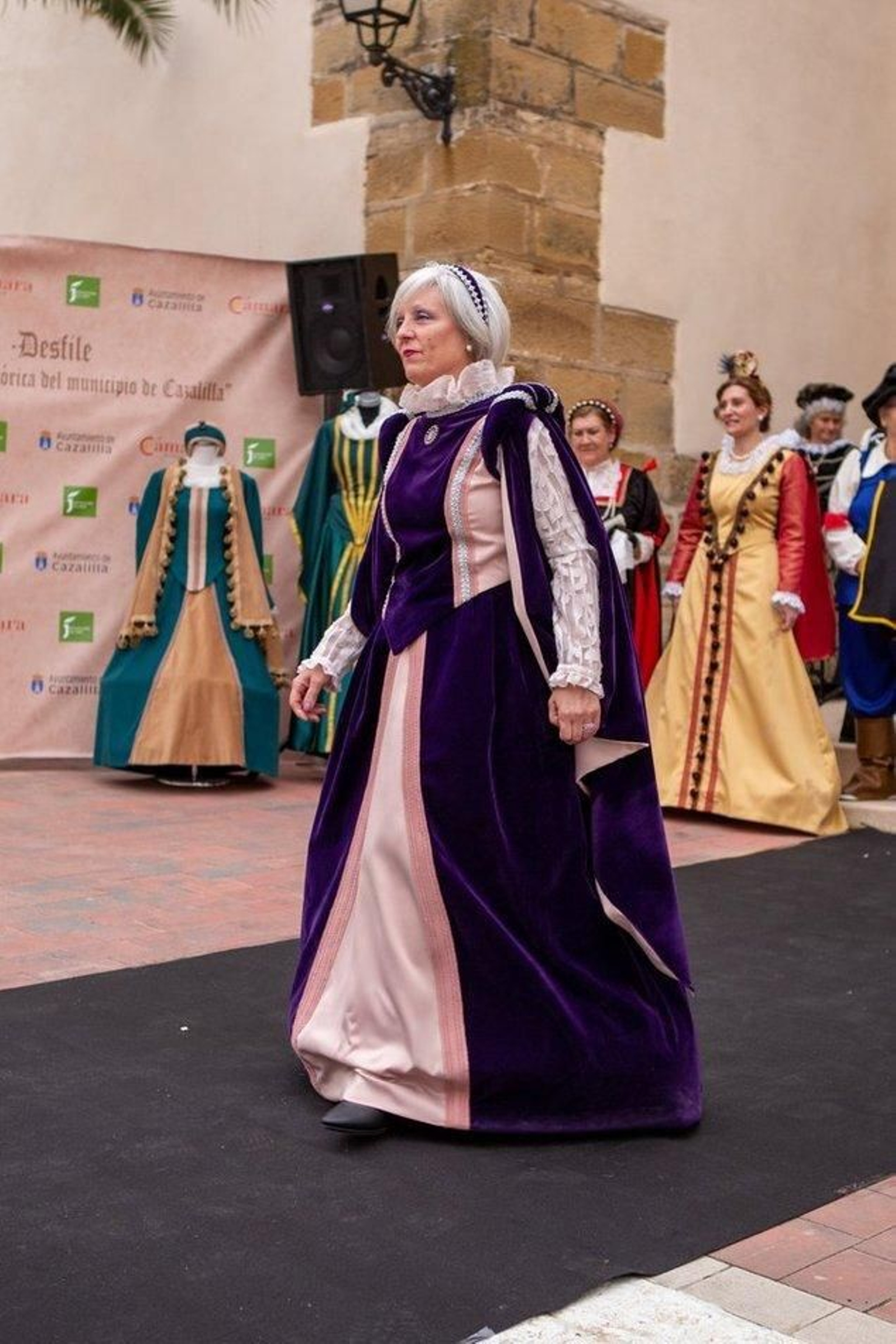 Desfile de los trajes renacentistas confeccionados por mujeres de Cazalilla.