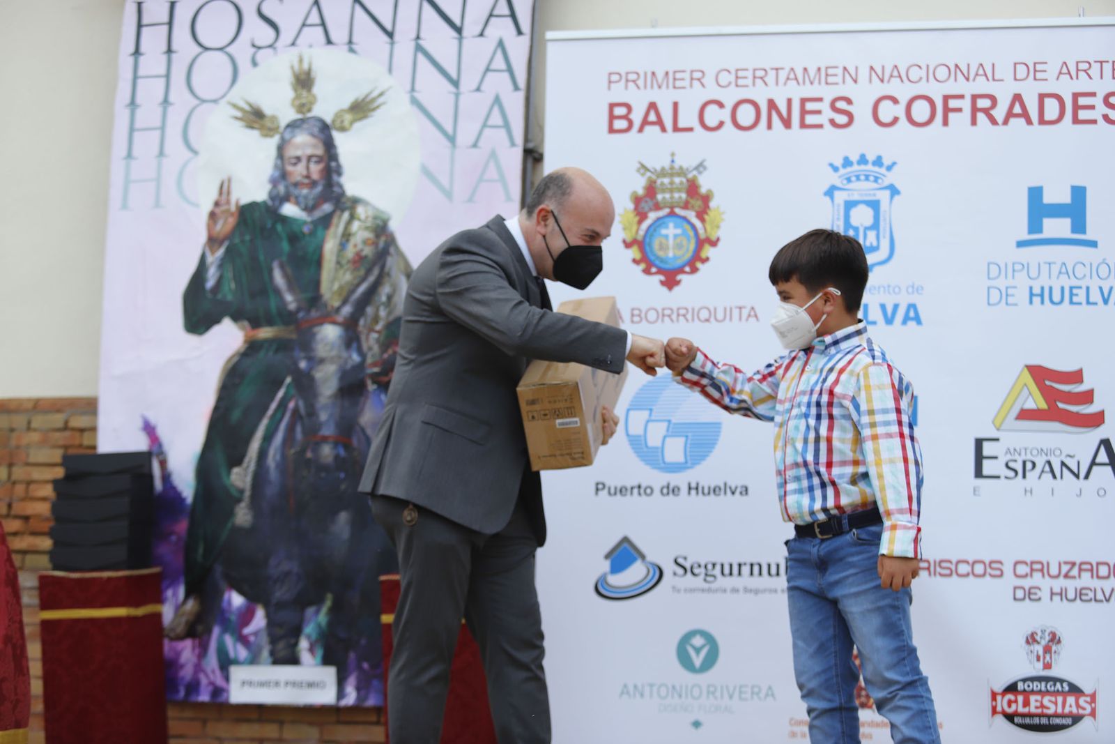 Entrega de los premios del certamen de arte 'Balcones Cofrades' y el concurso escolar de pasos y carteles de Semana Santa 'Ciudad de Huelva'
