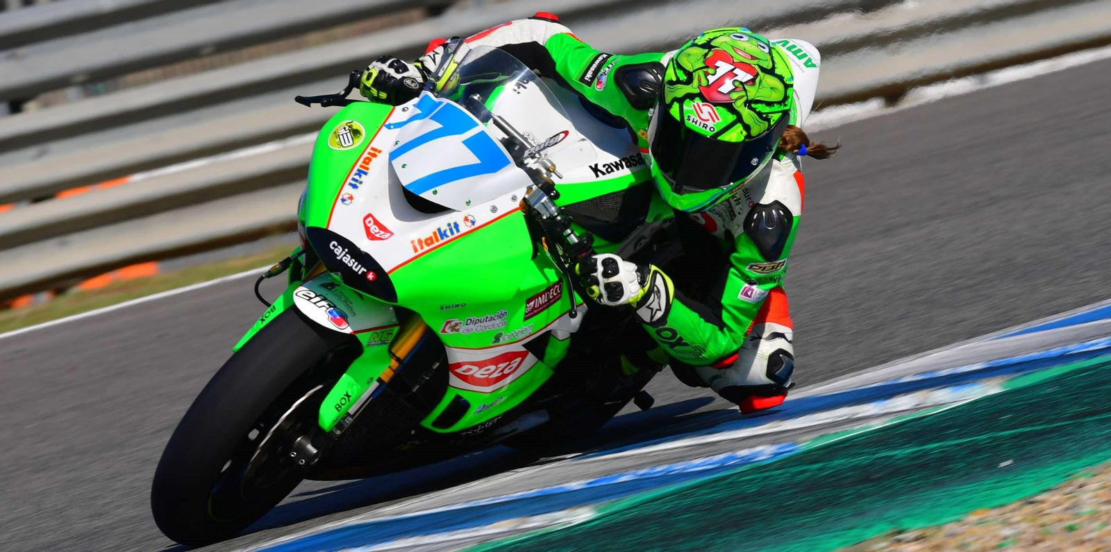 La piloto cordobesa Andrea Sibaja, en una prueba con su Kawasaki.