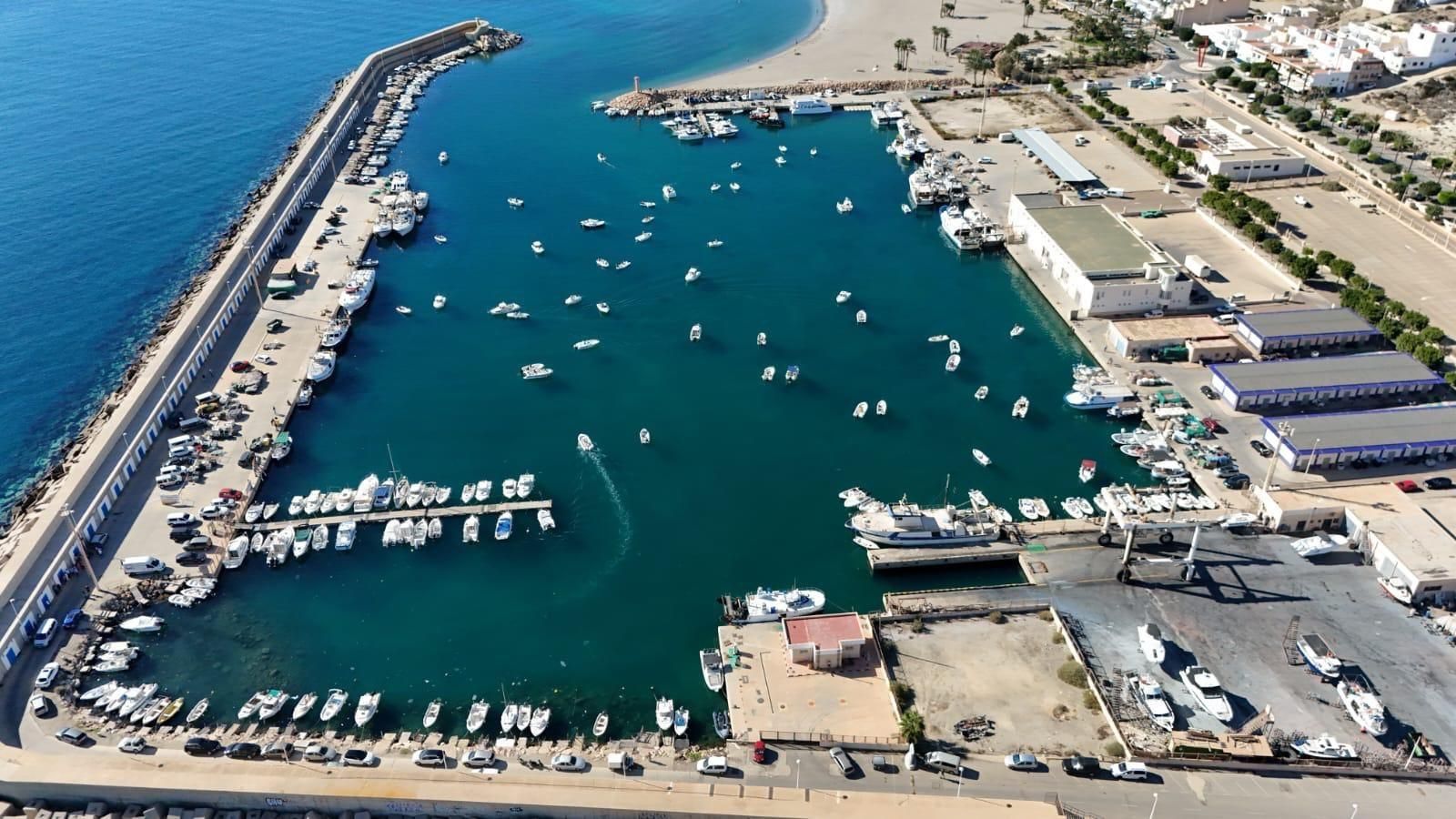 Este domingo se celebró una concentración con 70 barcos fondeando en el puerto