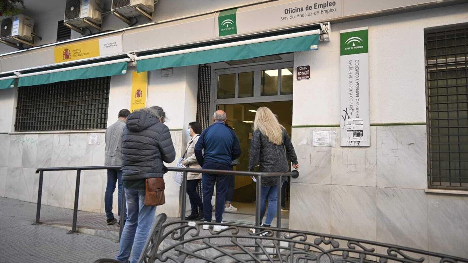 Una oficina de Empleo en la capital onubense en la mañana de ayer.